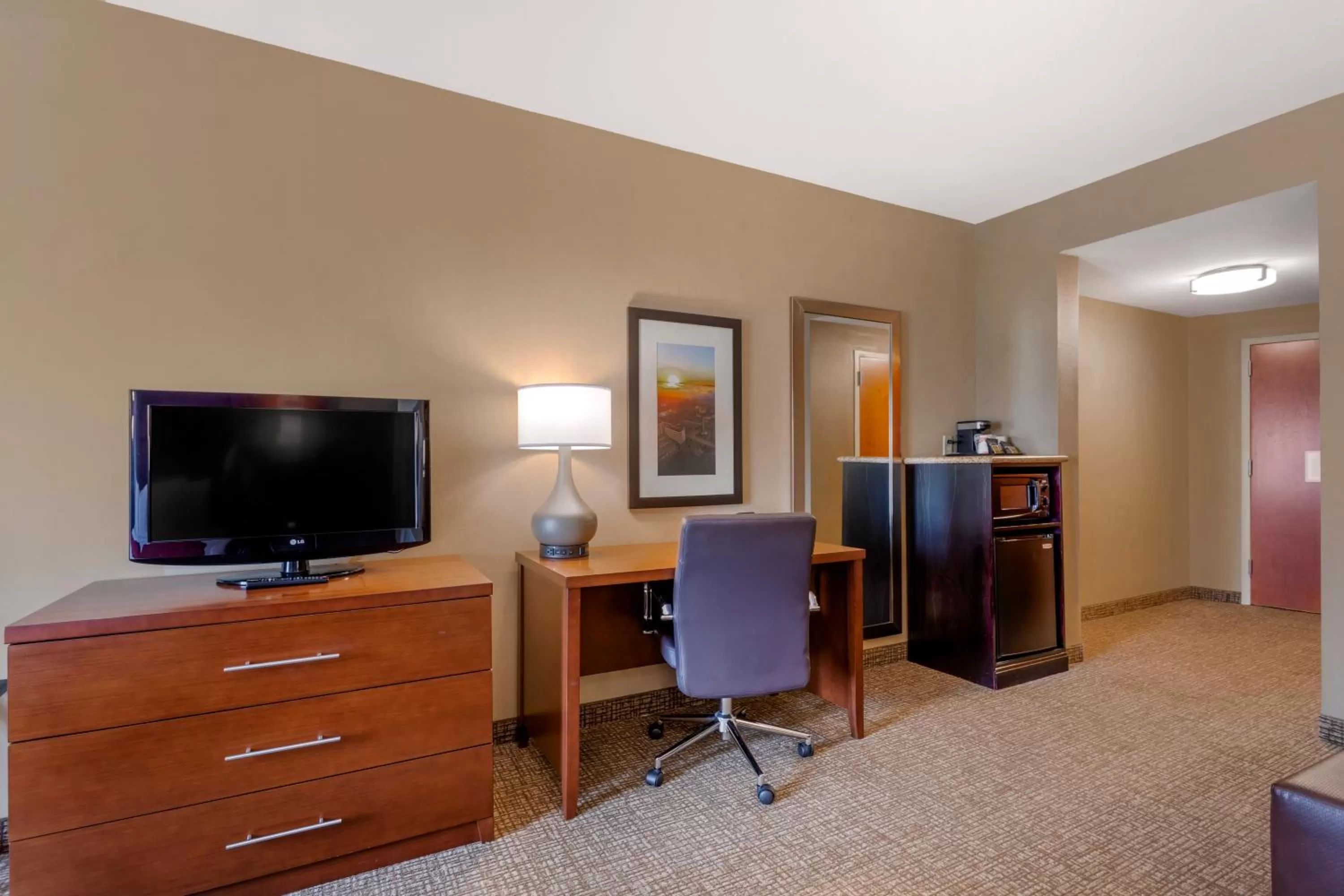 Communal lounge/ TV room in Comfort Suites Knoxville North
