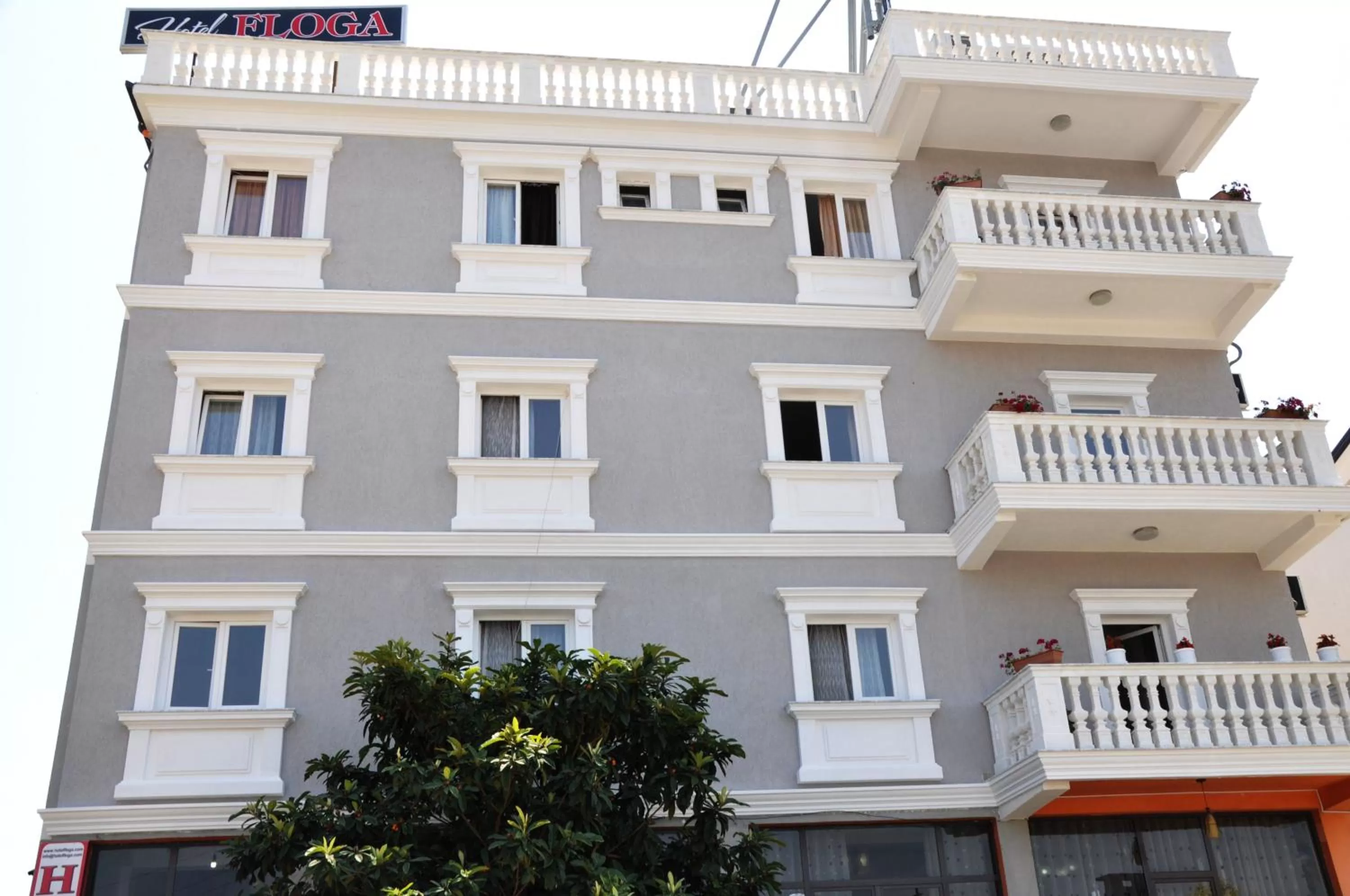 Facade/entrance in Hotel Floga