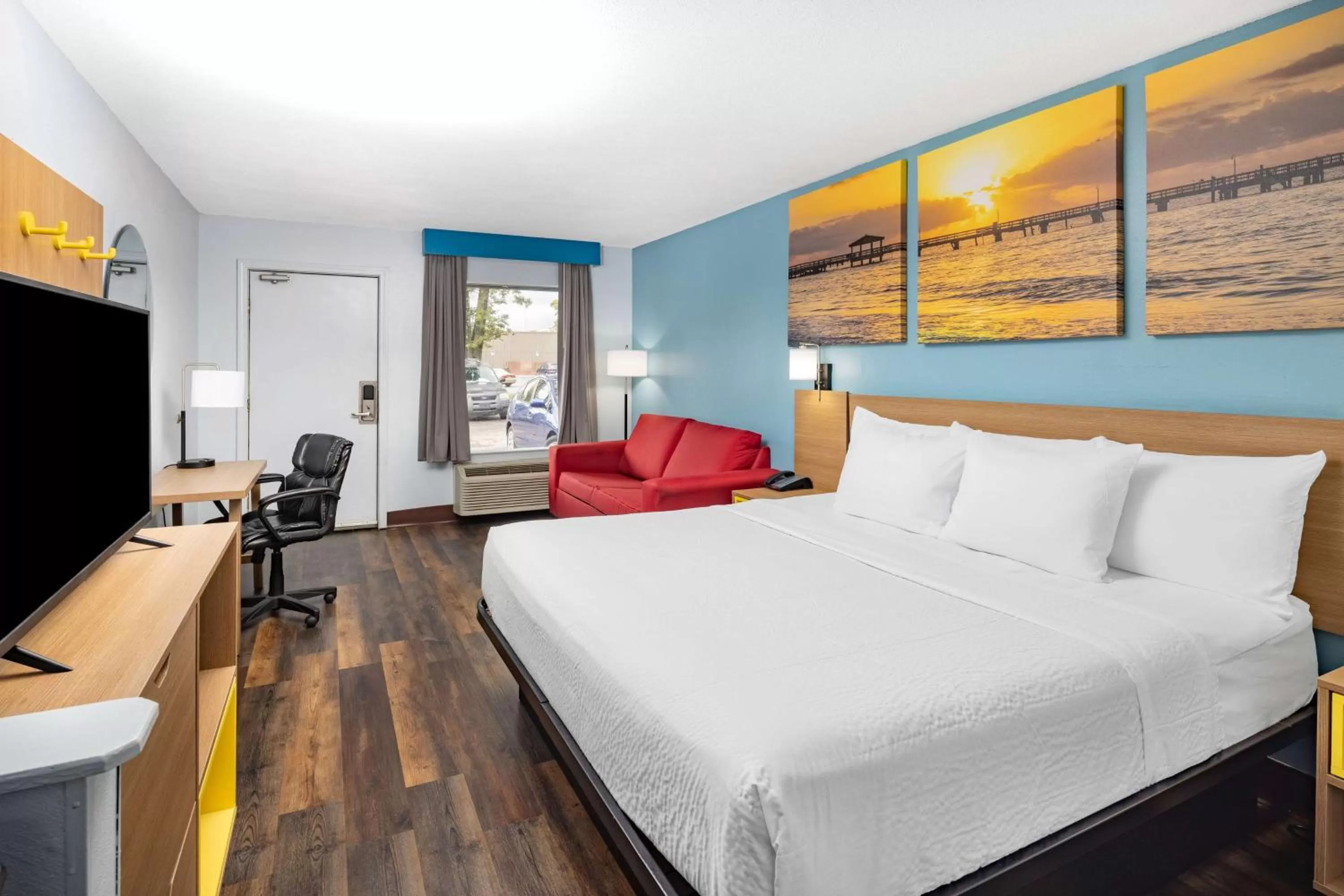 Photo of the whole room, Bed in Days Inn by Wyndham Pensacola I-10