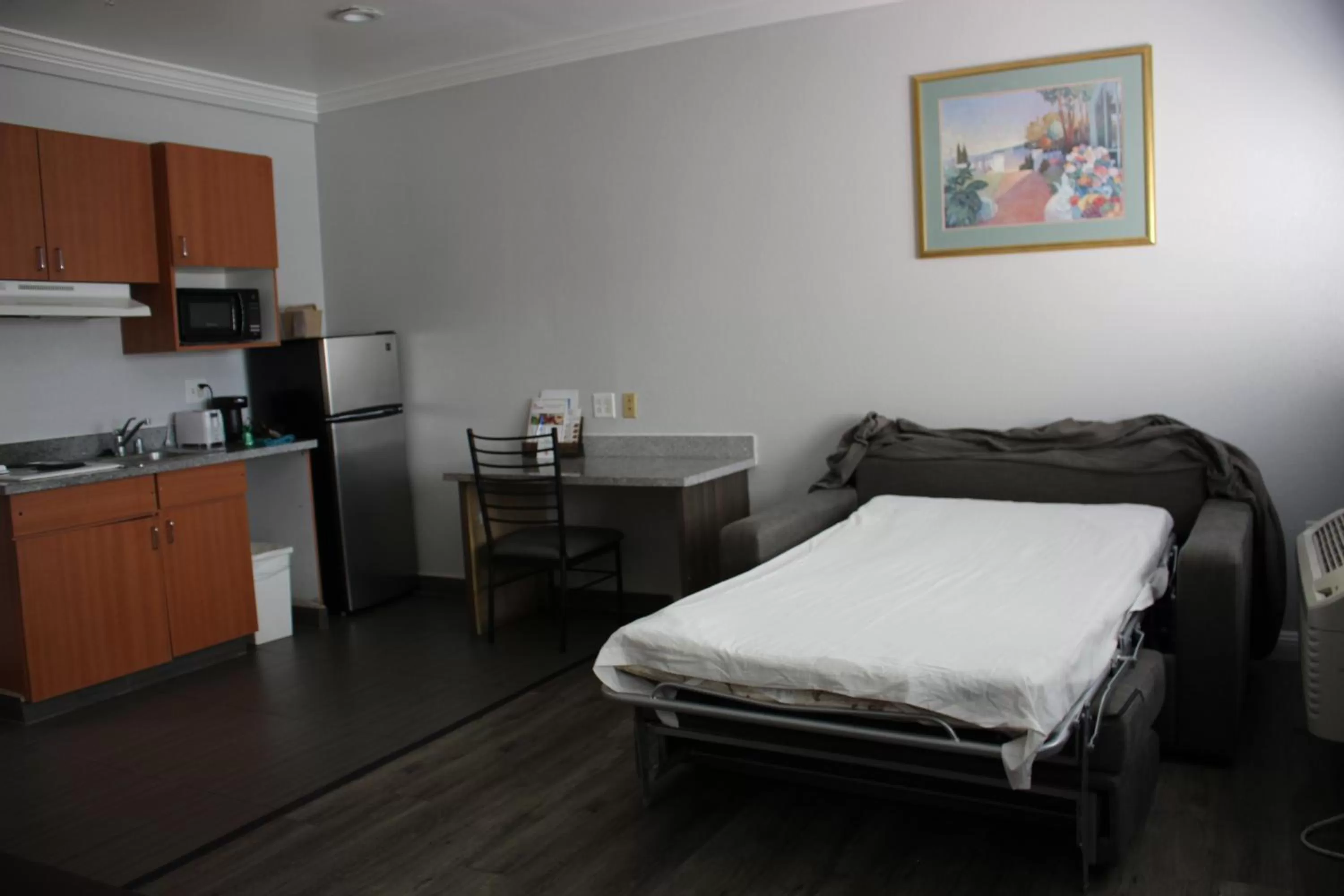 Bed in Rodeway Inn & Suites Hayward - Oakland South