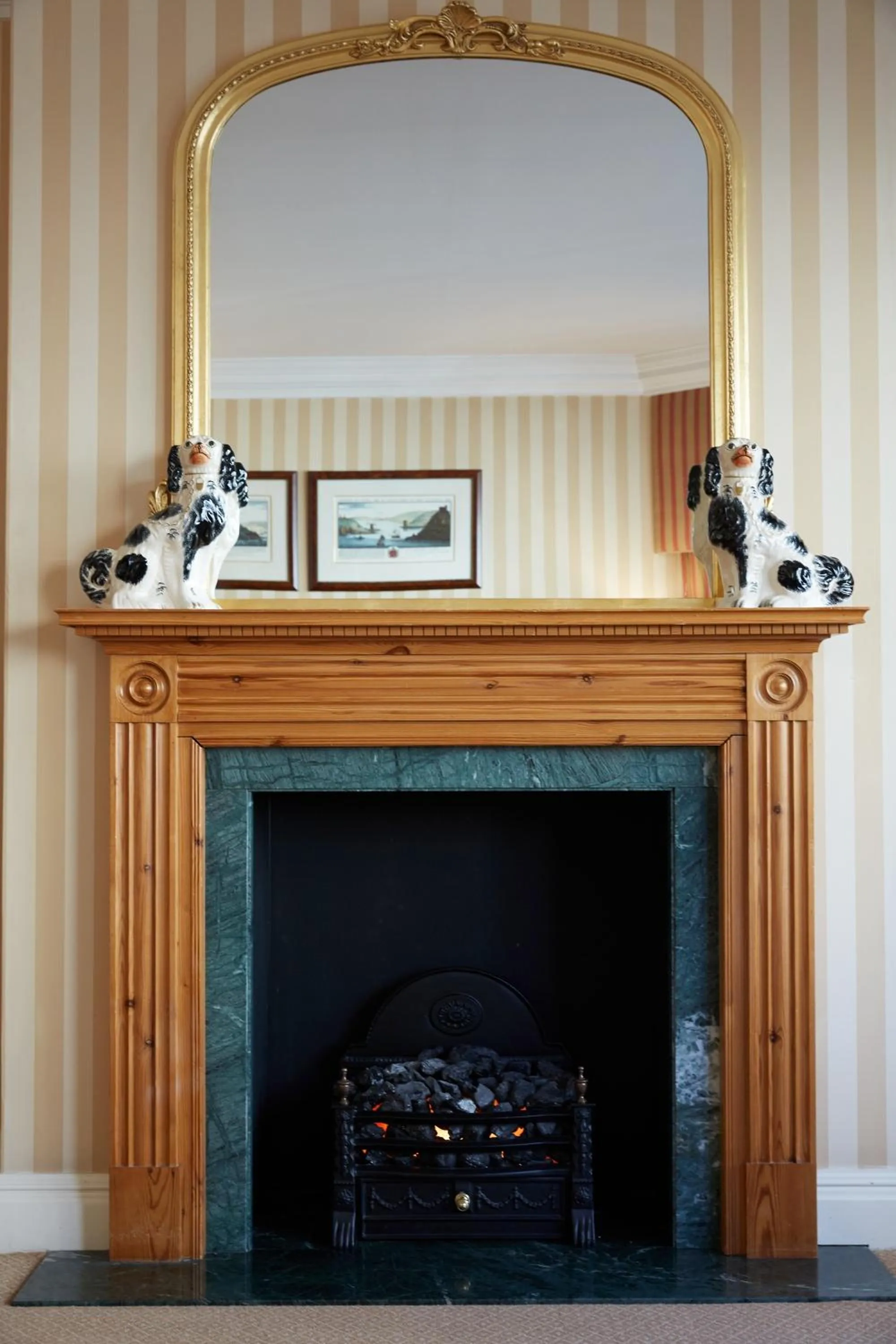 Living room in Cheval Thorney Court at Hyde Park