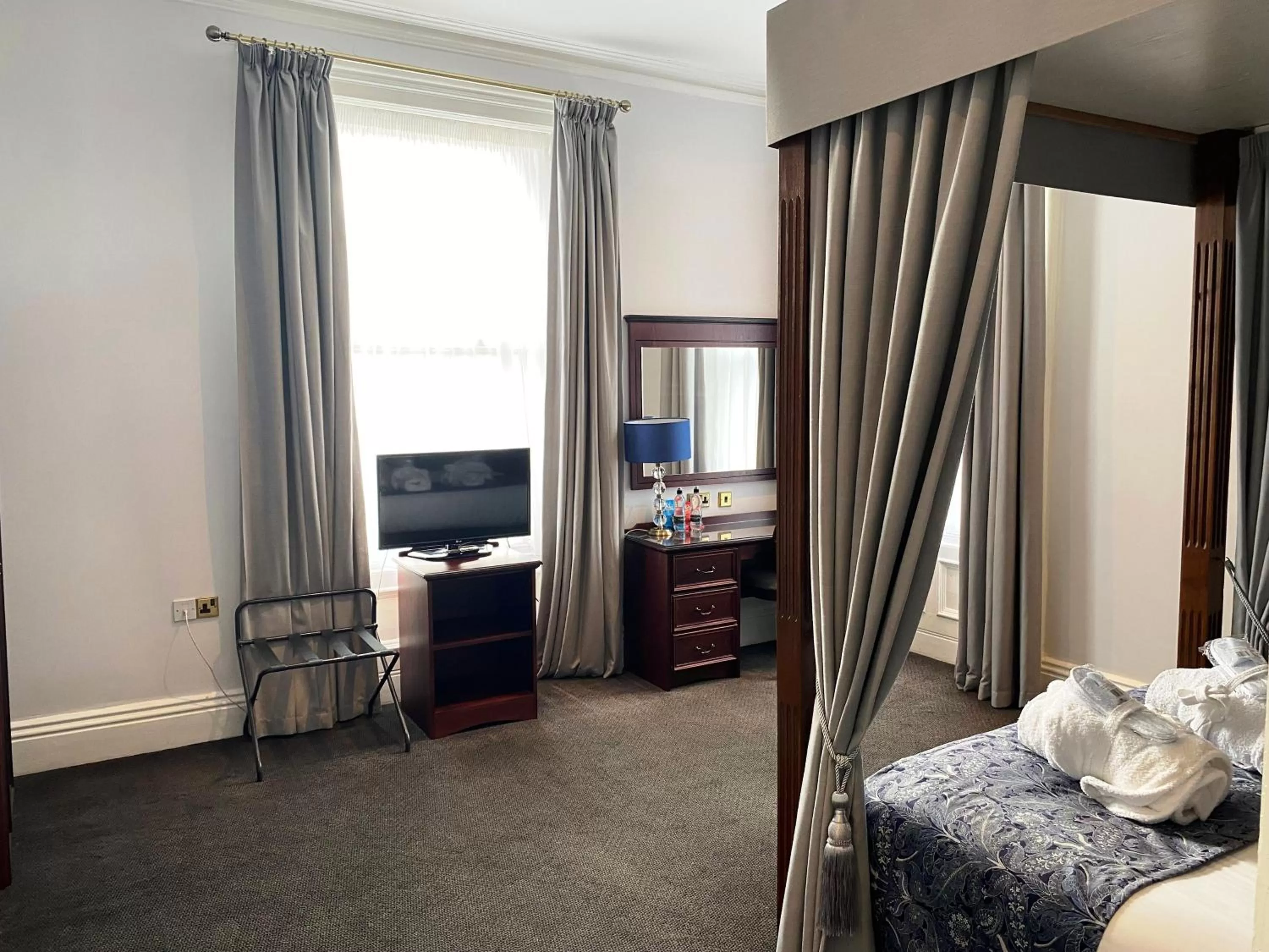 Bedroom, Bed in Cairn Hotel