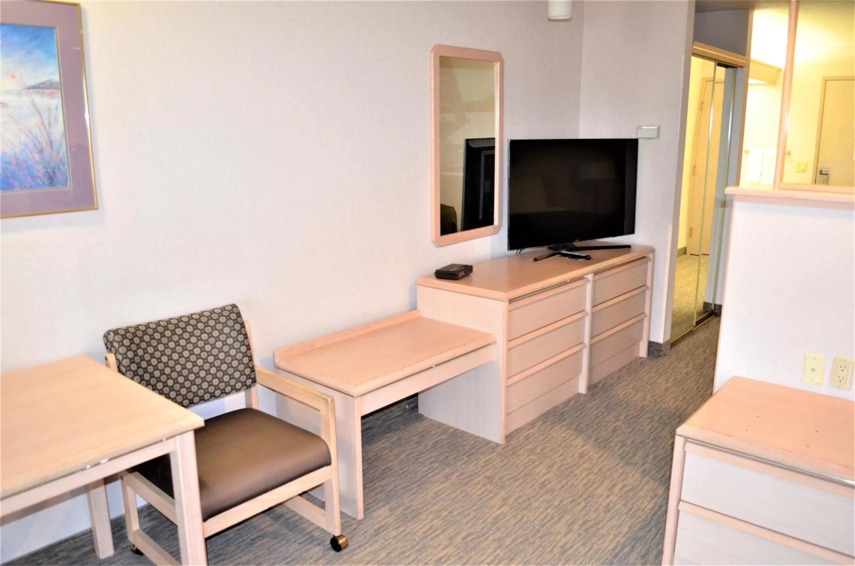 TV and multimedia, TV/Entertainment Center in Shilo Inns Suites The Dalles