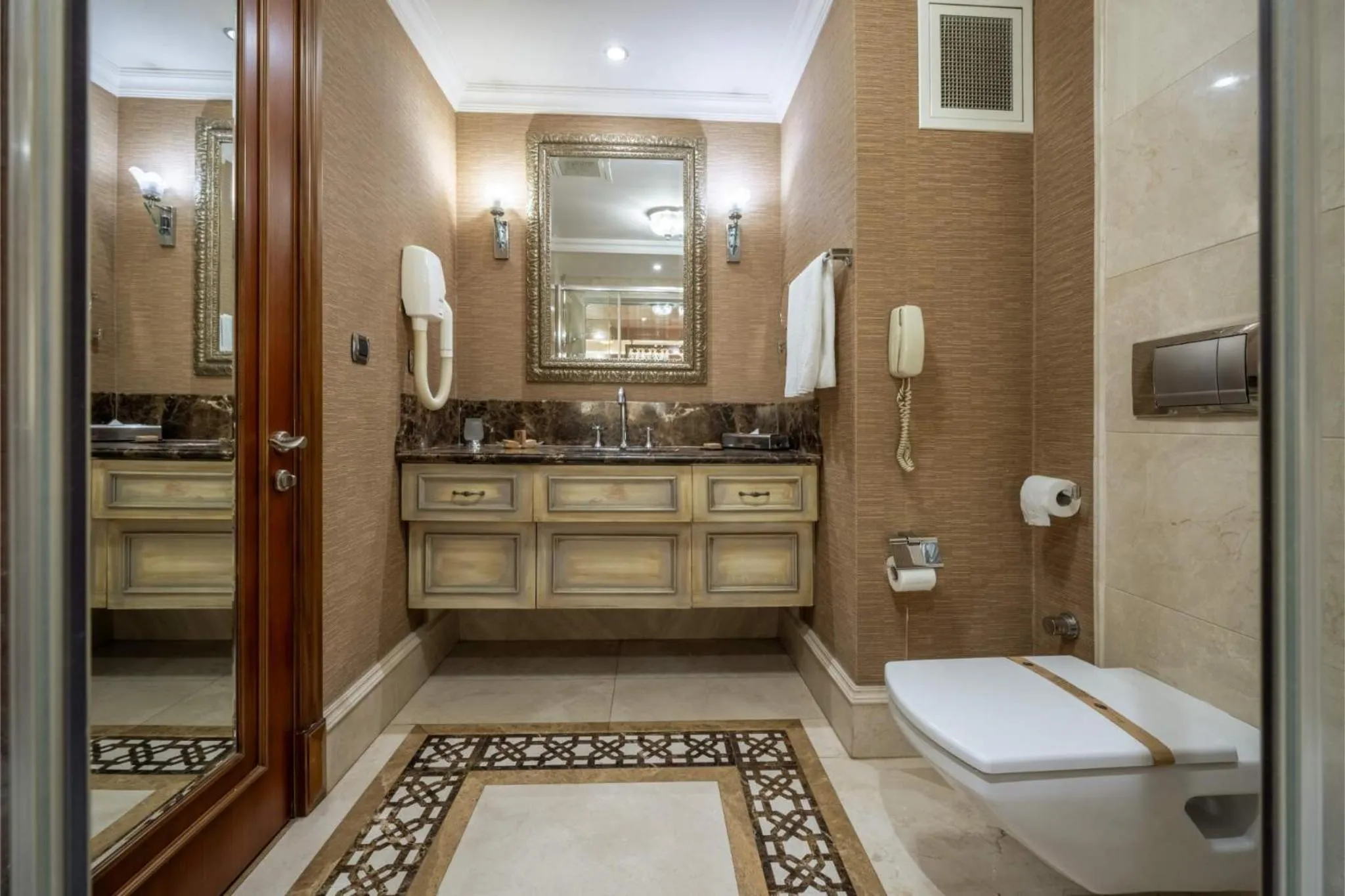 Shower in The Central Palace Taksim