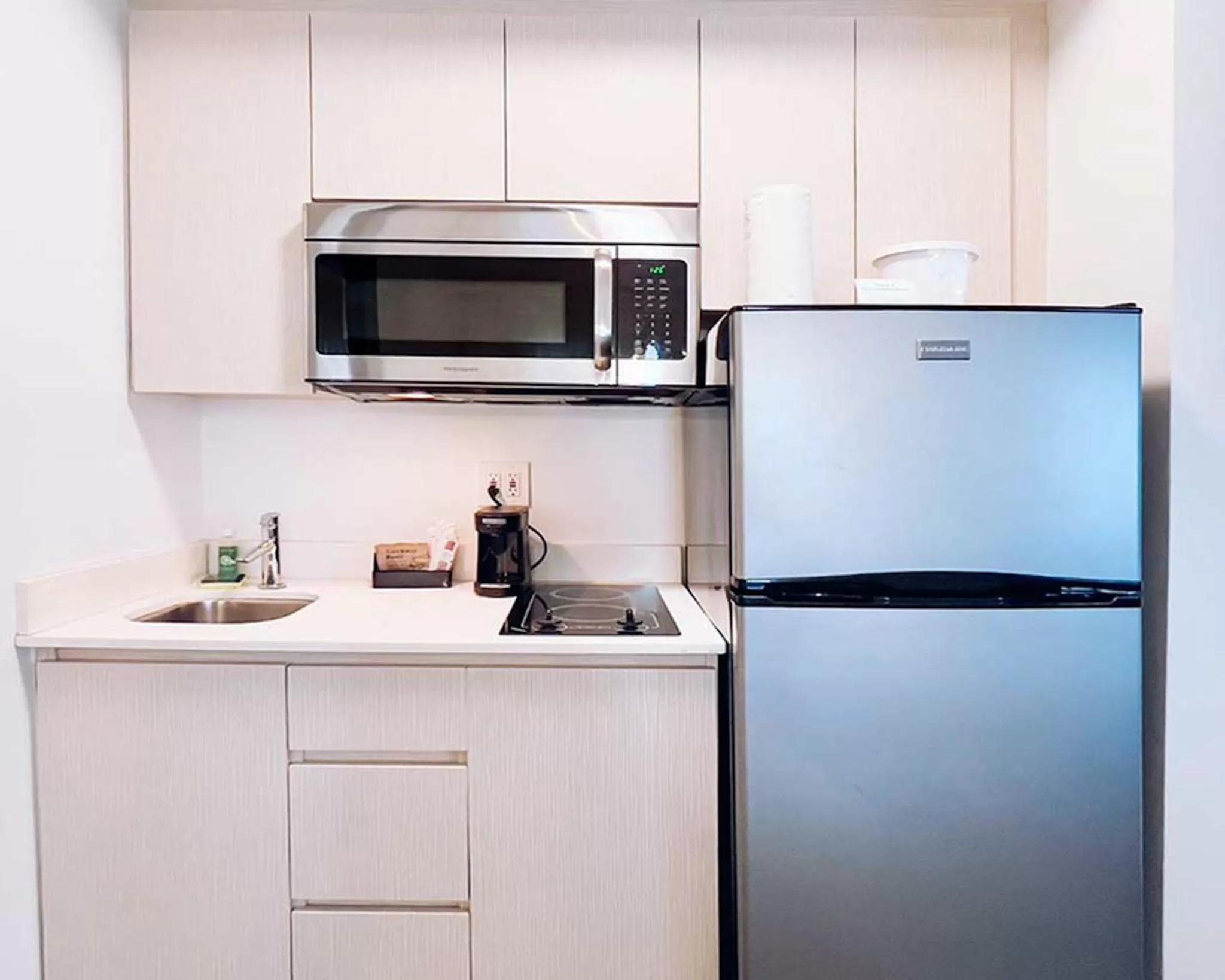 Kitchen or kitchenette in North Beach Hotel