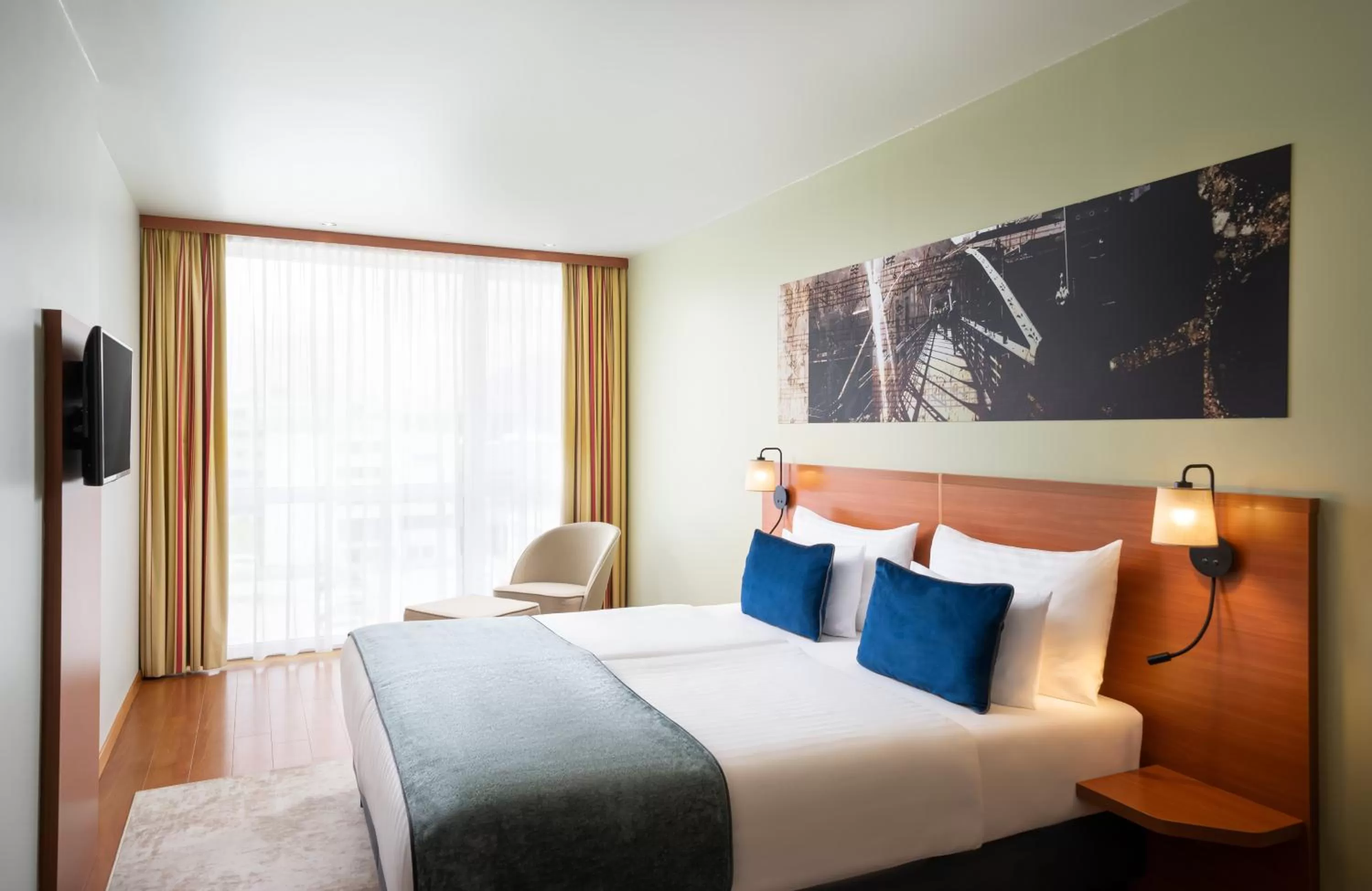 Bed in Leonardo Hotel Salzburg Airport