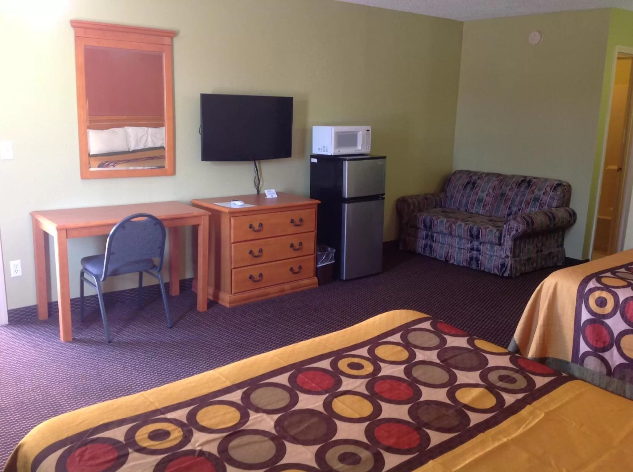 TV/Entertainment Center in Americas Best Value Inn Pryor