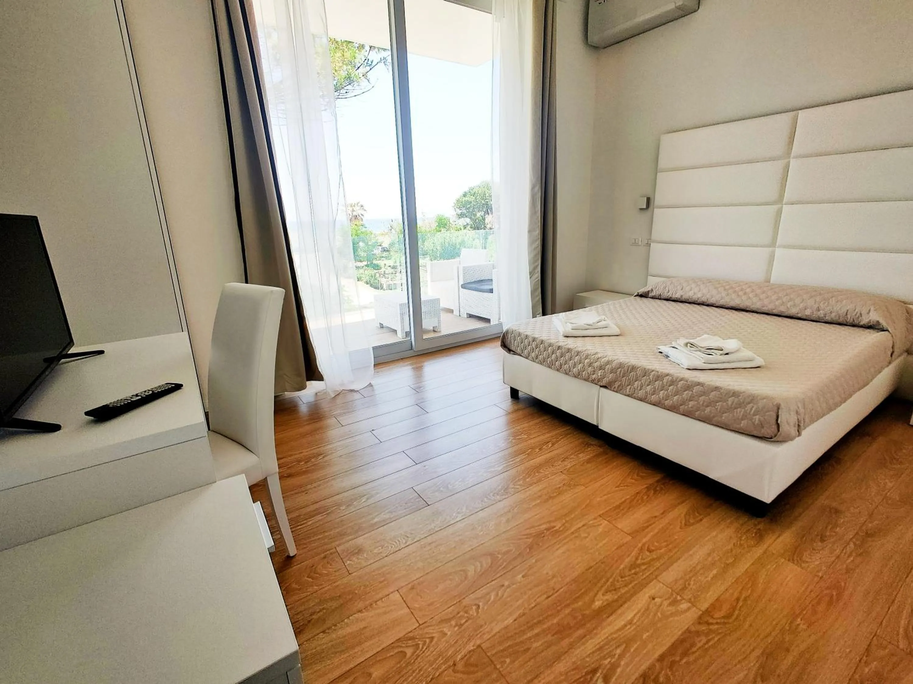 Photo of the whole room, Bed in Hotel Artemide Mare