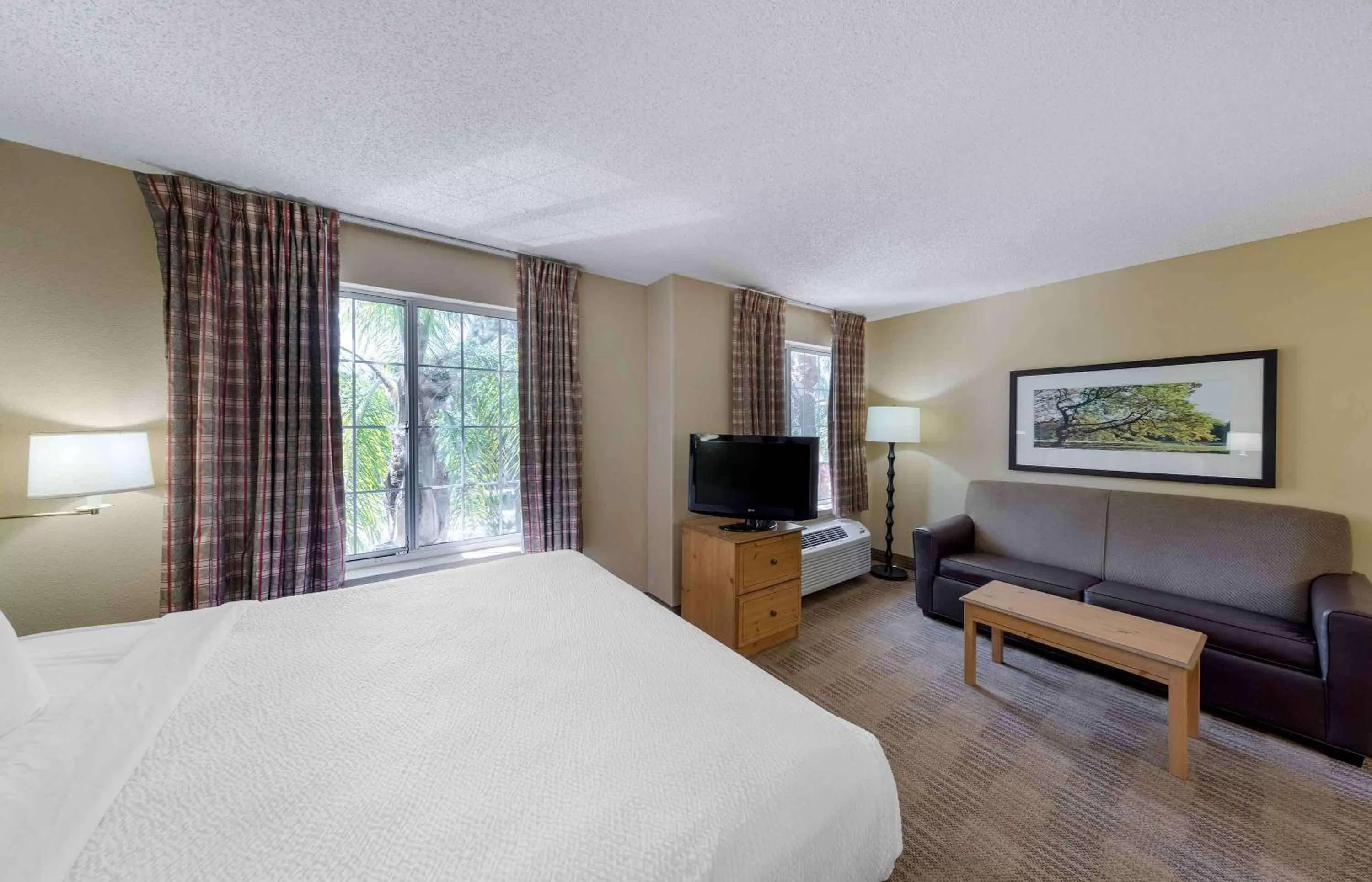 Bedroom, Bed in Extended Stay America Suites - Los Angeles - Glendale