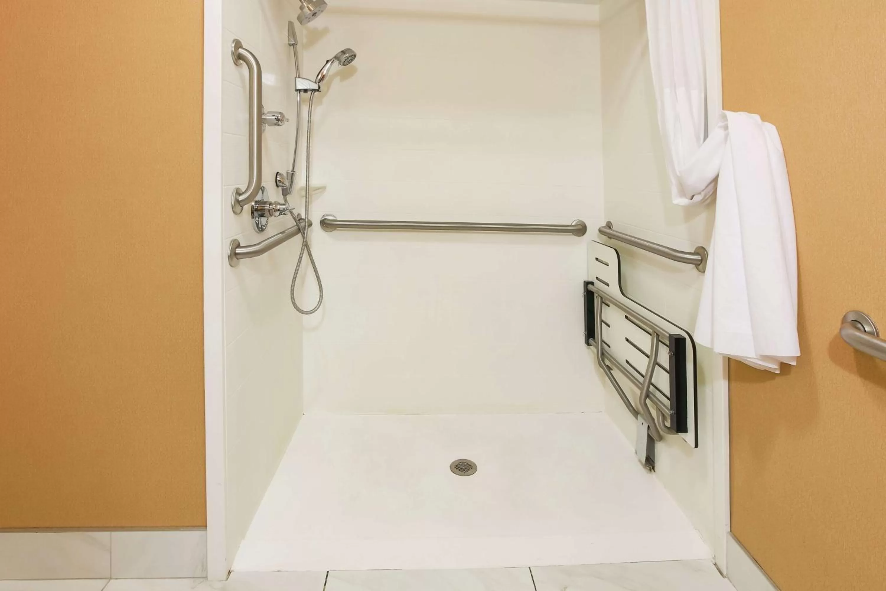 Bathroom in Hampton Inn Elizabethtown