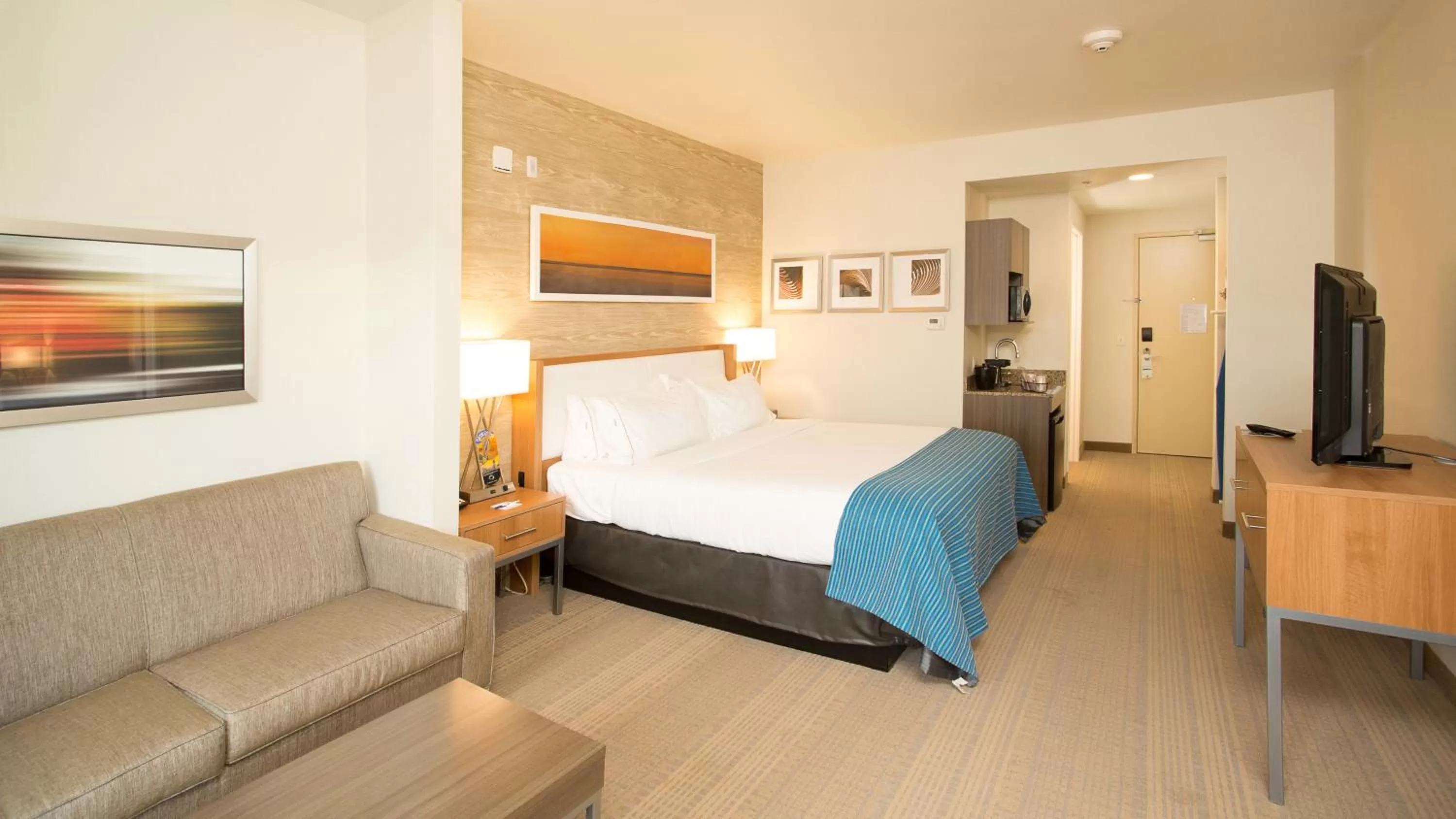 Photo of the whole room, Bed in Holiday Inn Express Pocatello by IHG