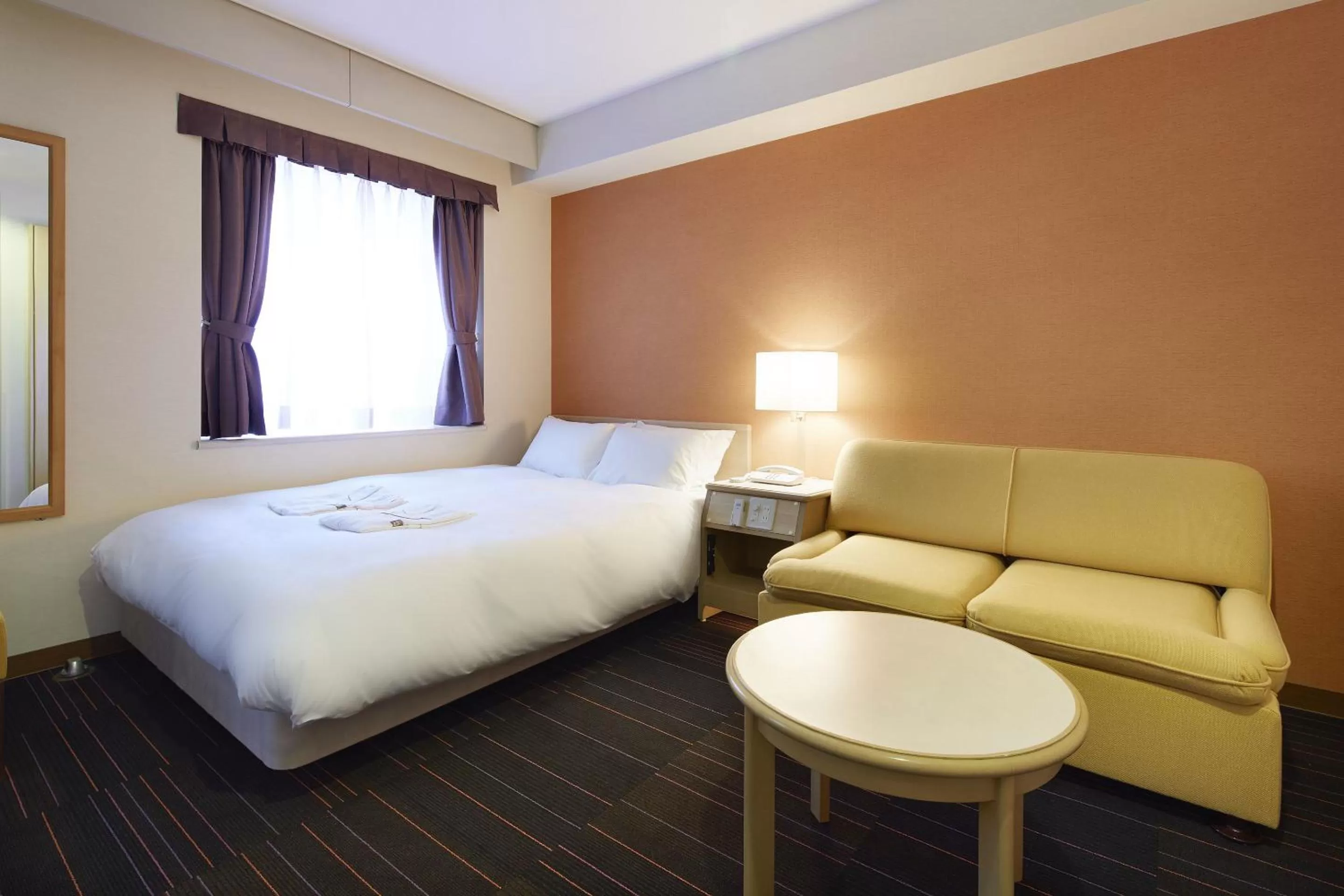 Photo of the whole room, Bed in the b suidobashi