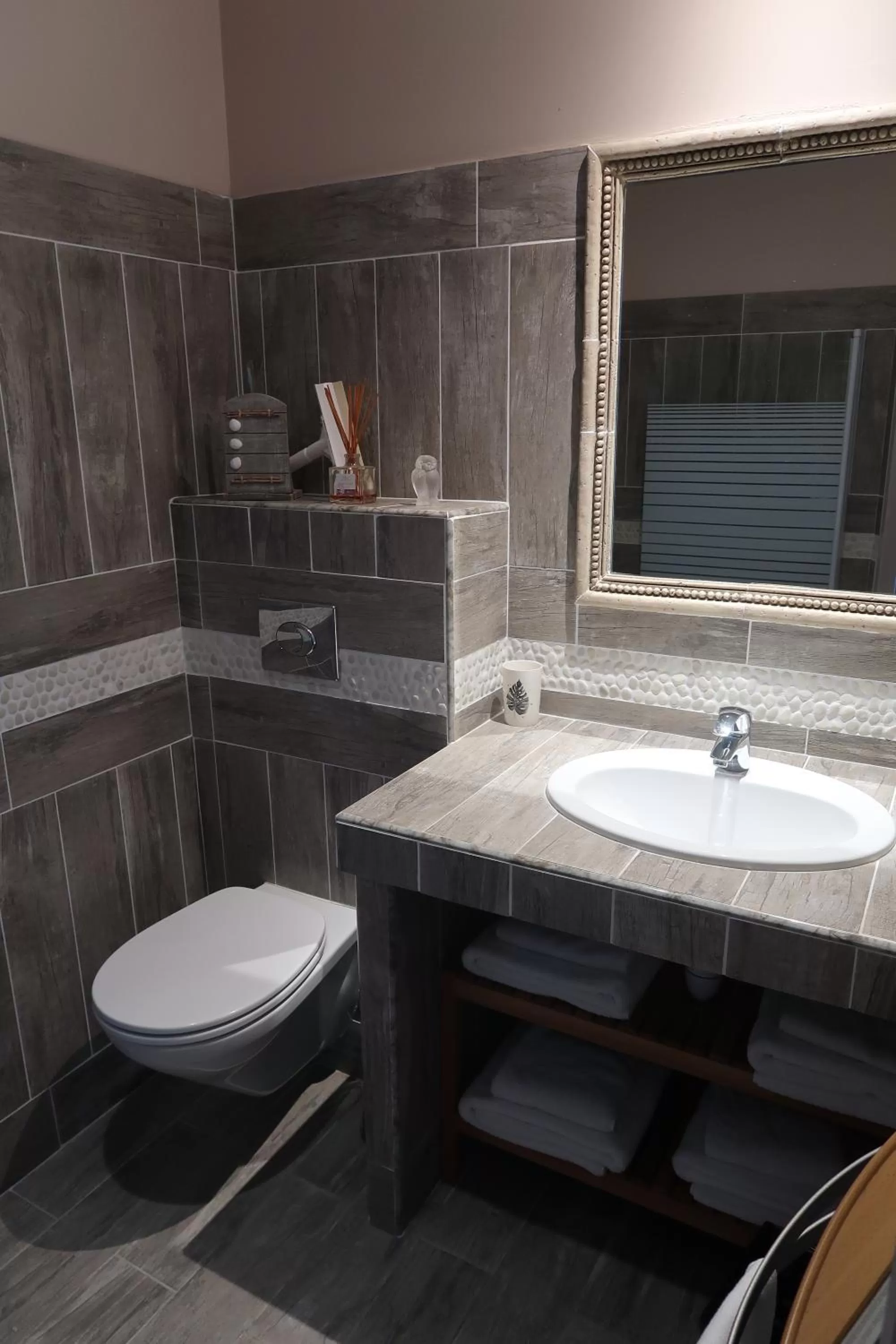 Shower, Bathroom in l'Orangerie de La Pontête