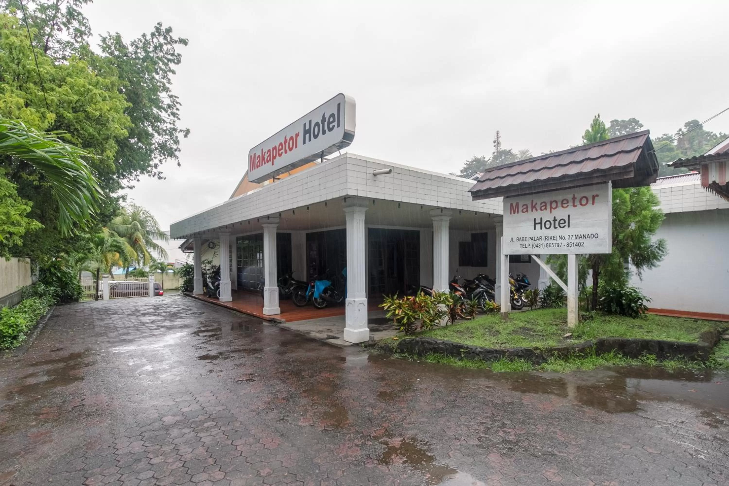 Property building in RedDoorz at Jalan Babepalar Rike Manado