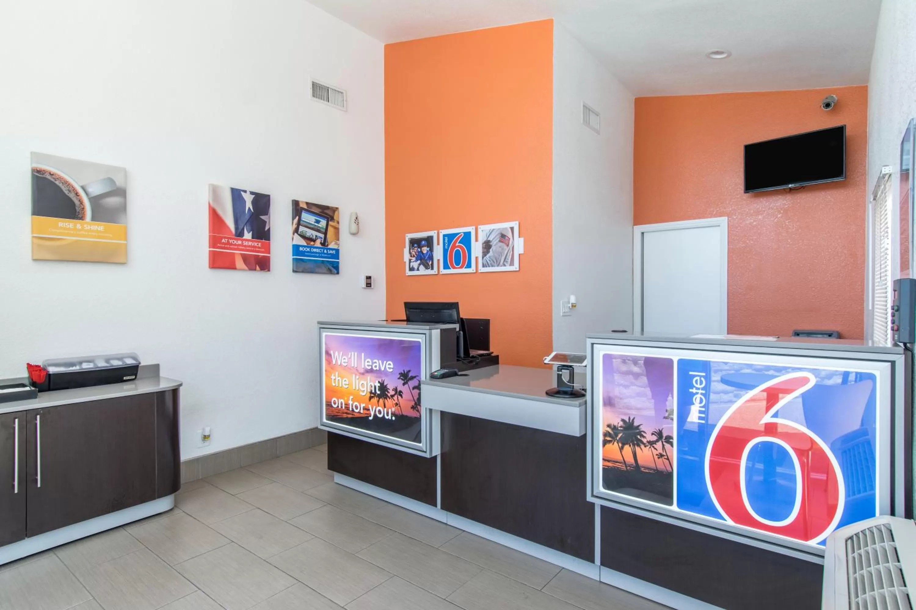 Lobby or reception in Motel 6 Bakersfield