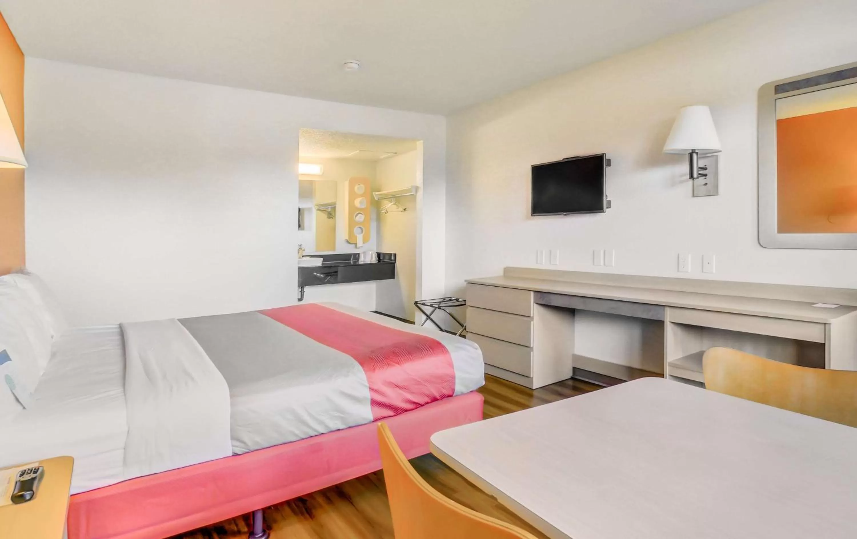 Bedroom, Bed in Motel 6-Medford, OR - North