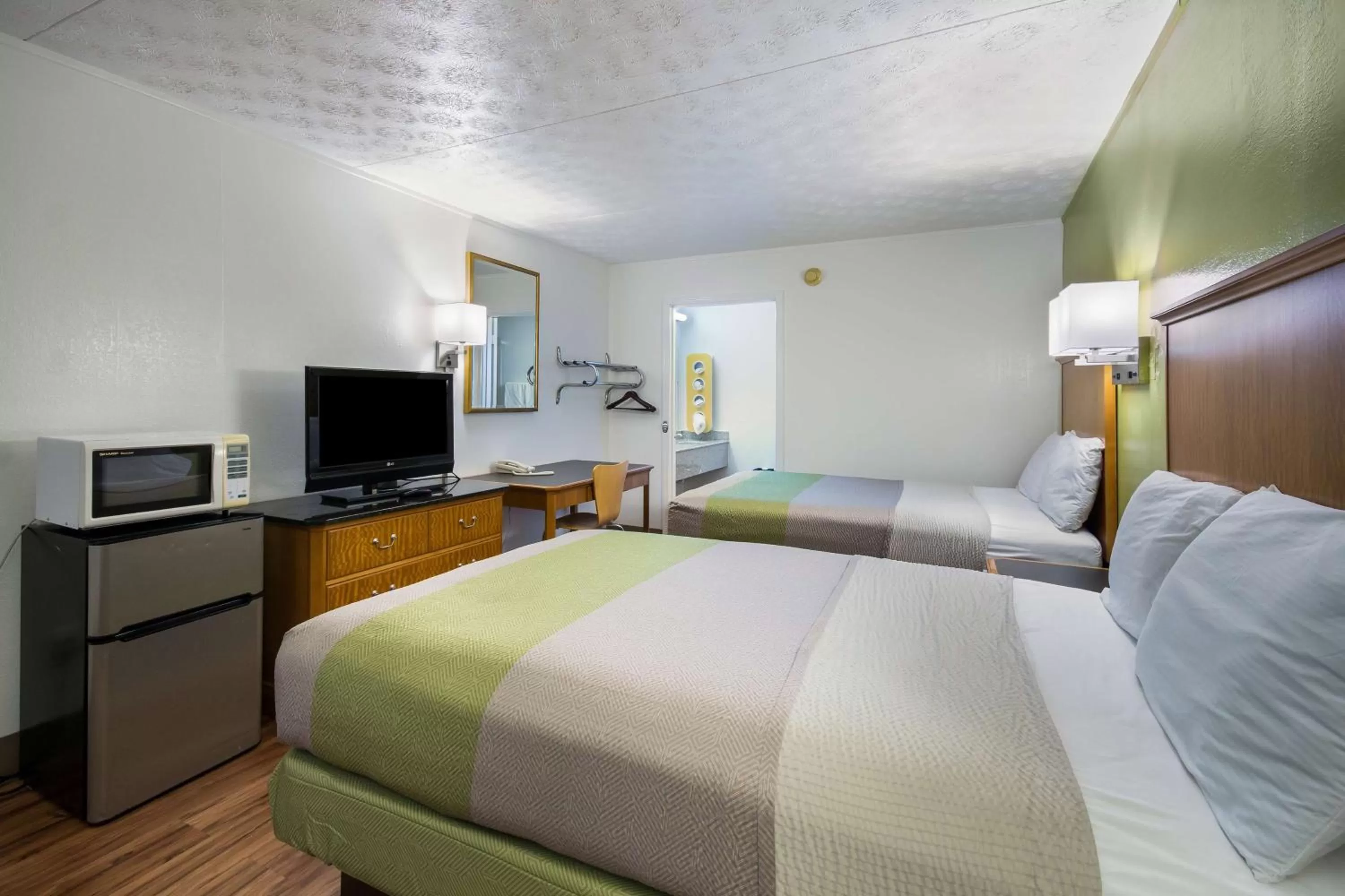 TV and multimedia, Bed in Motel 6-Parkersburg, WV