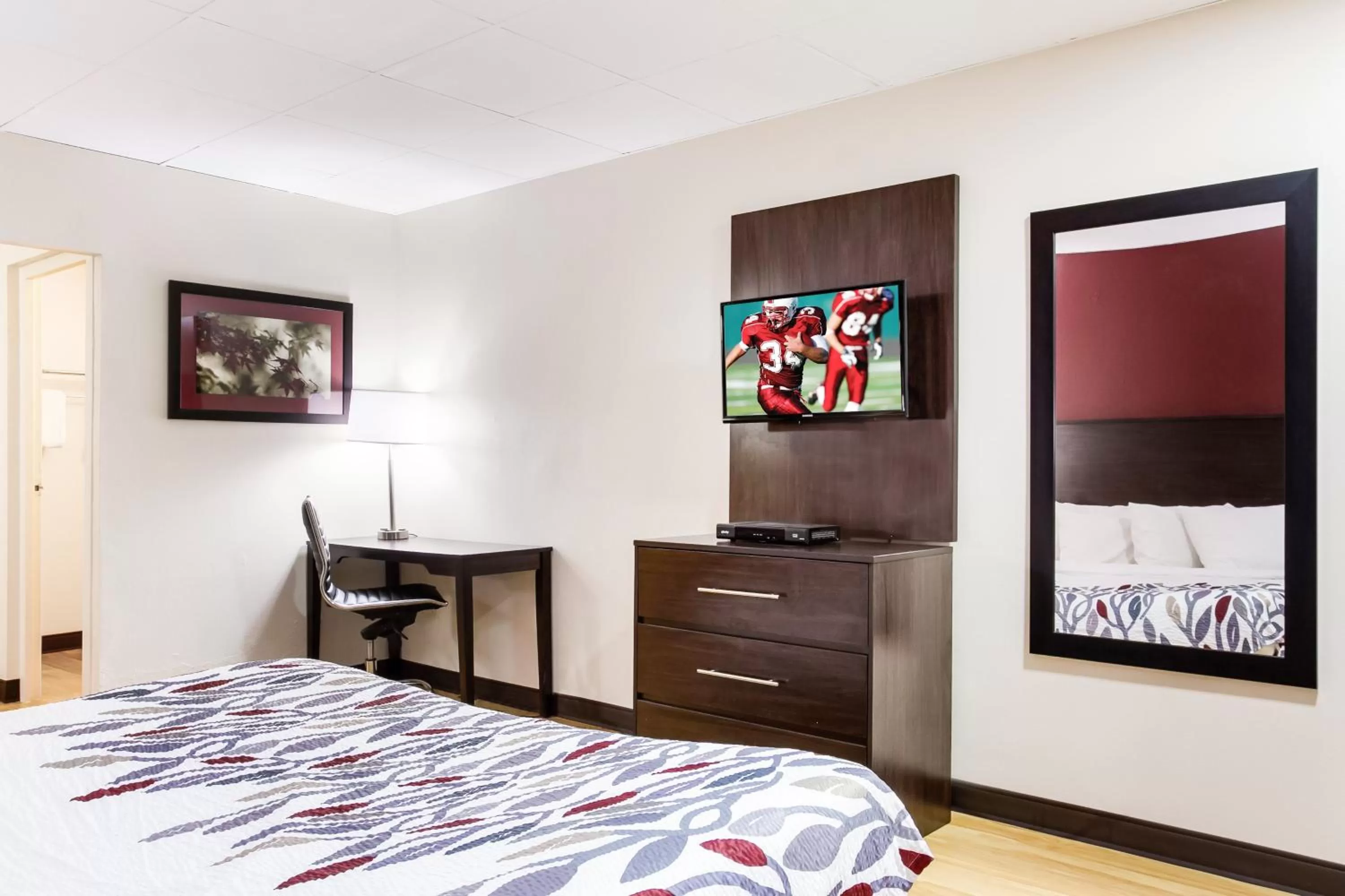 Photo of the whole room, Bed in Red Roof Inn York Downtown