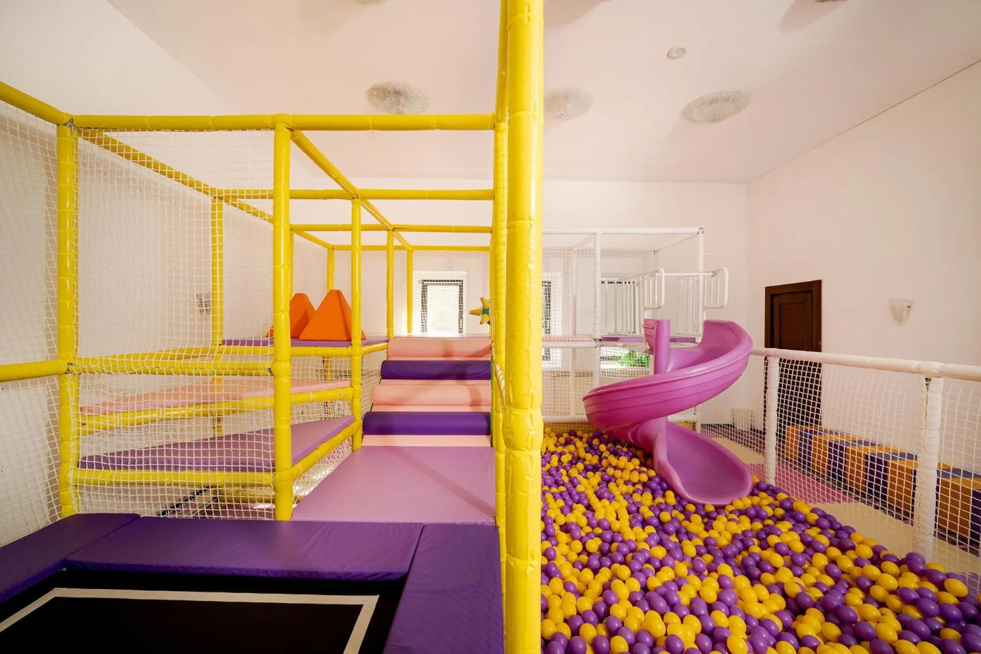 Children play ground, Bed in Hotel International