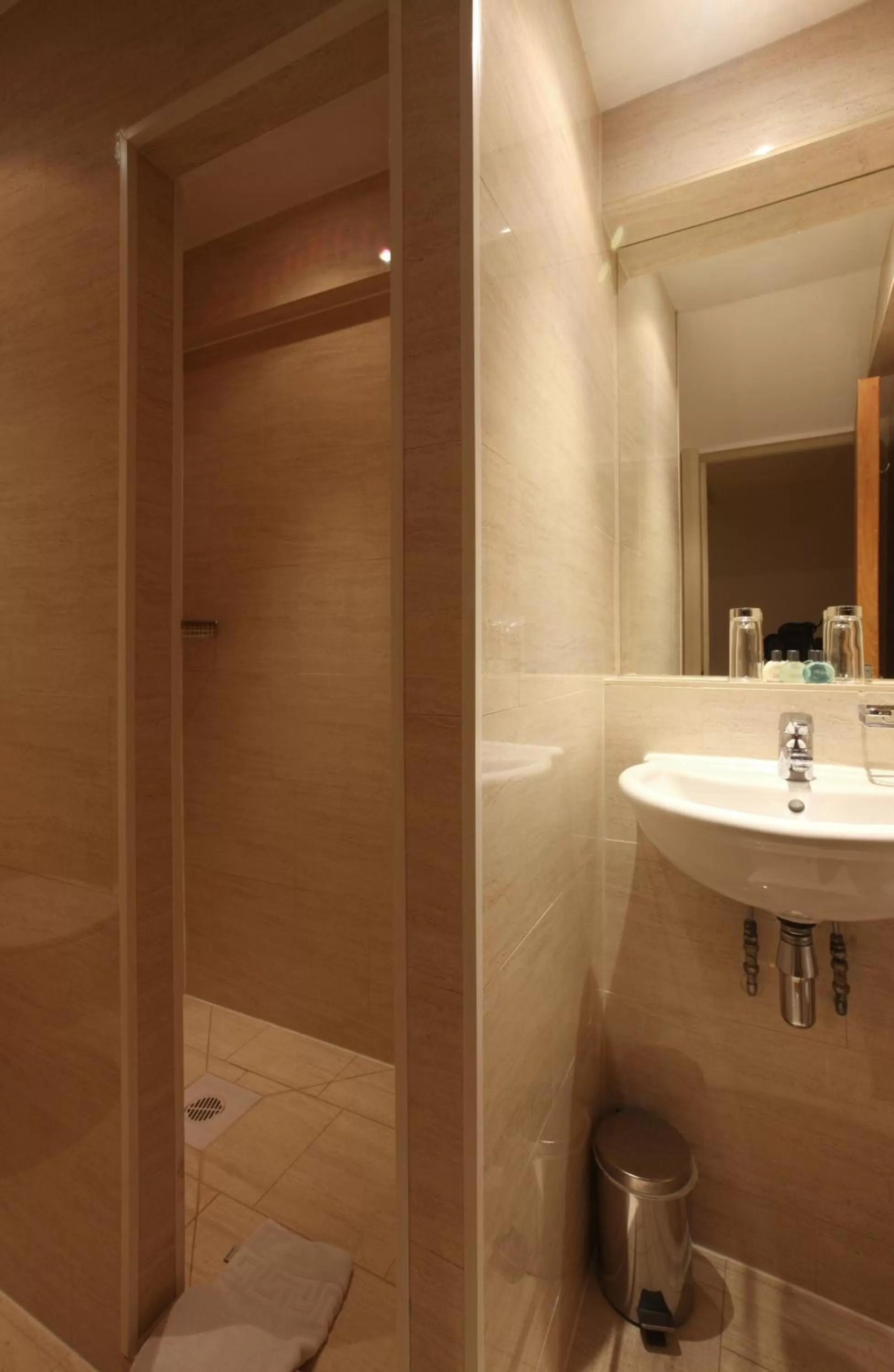 Bathroom in Mayflower Hotel