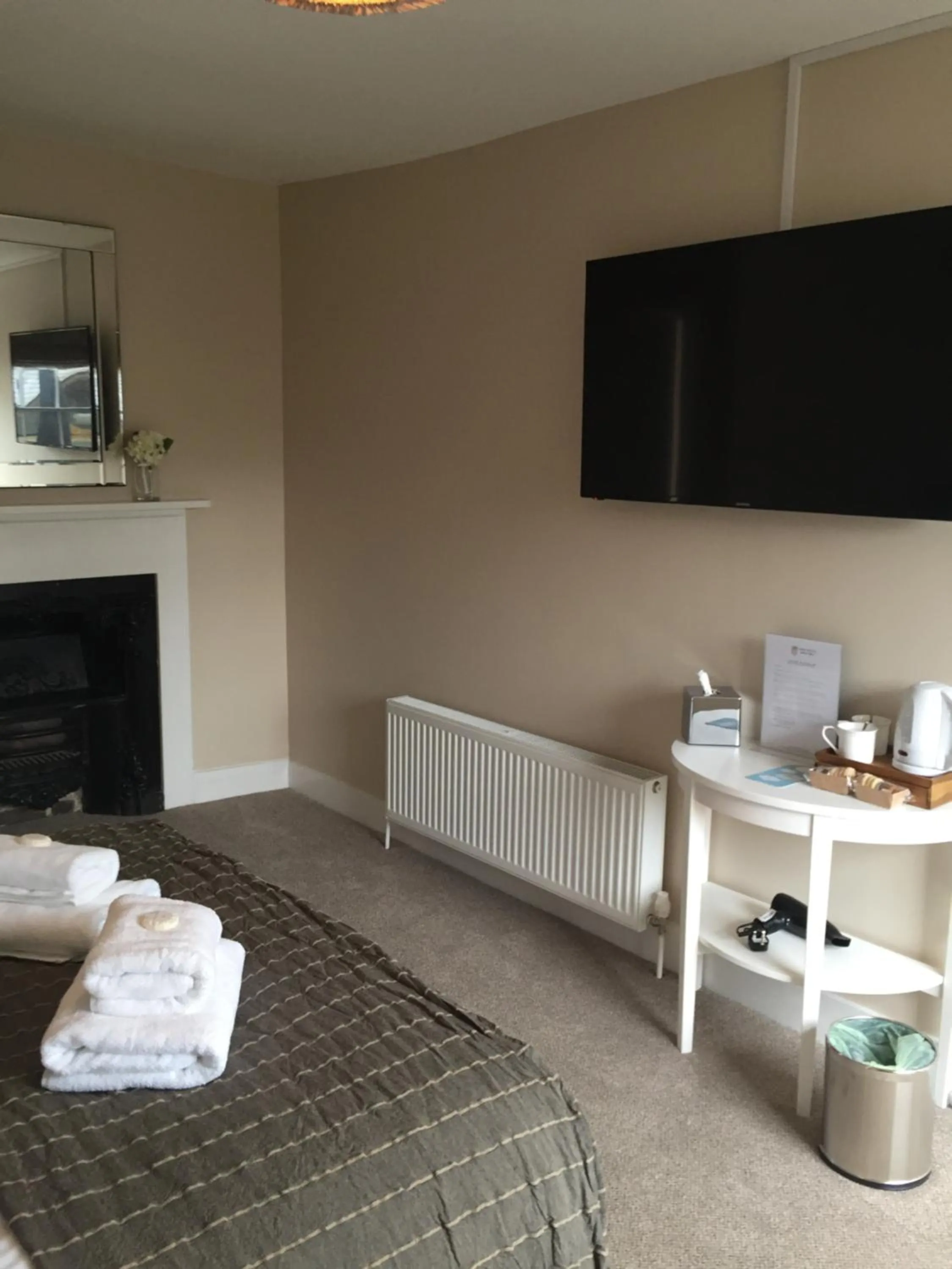 TV and multimedia, Bed in The Swan Hotel Bar and Grill