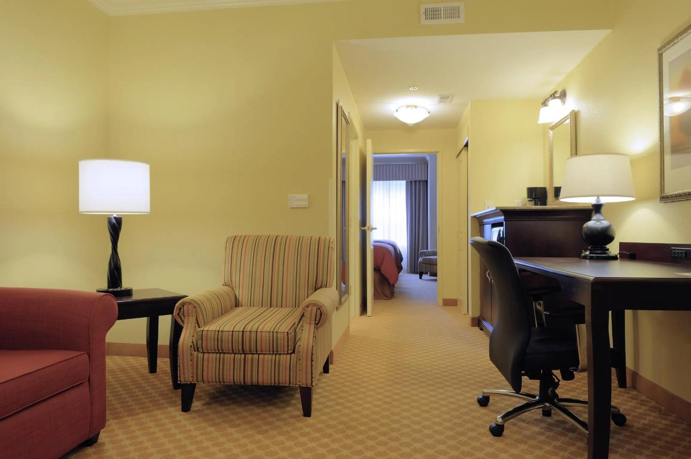 Living room in Country Inn & Suites by Radisson, Columbia at Harbison, SC
