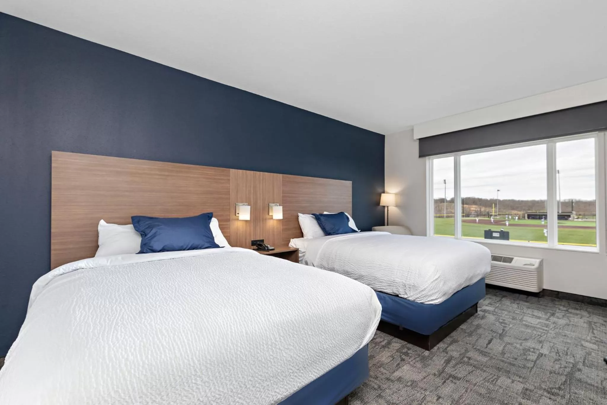 Photo of the whole room, Bed in Holiday Inn Express Kansas City North Parkville by IHG
