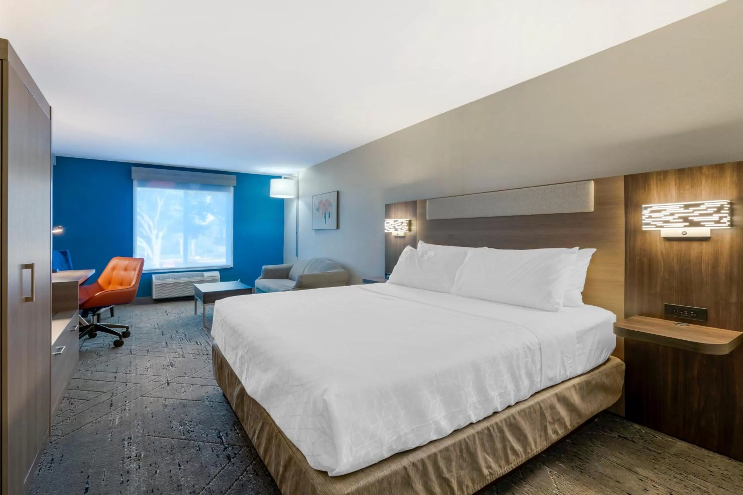 Bed in Holiday Inn Express Hotel & Suites - The Villages by IHG