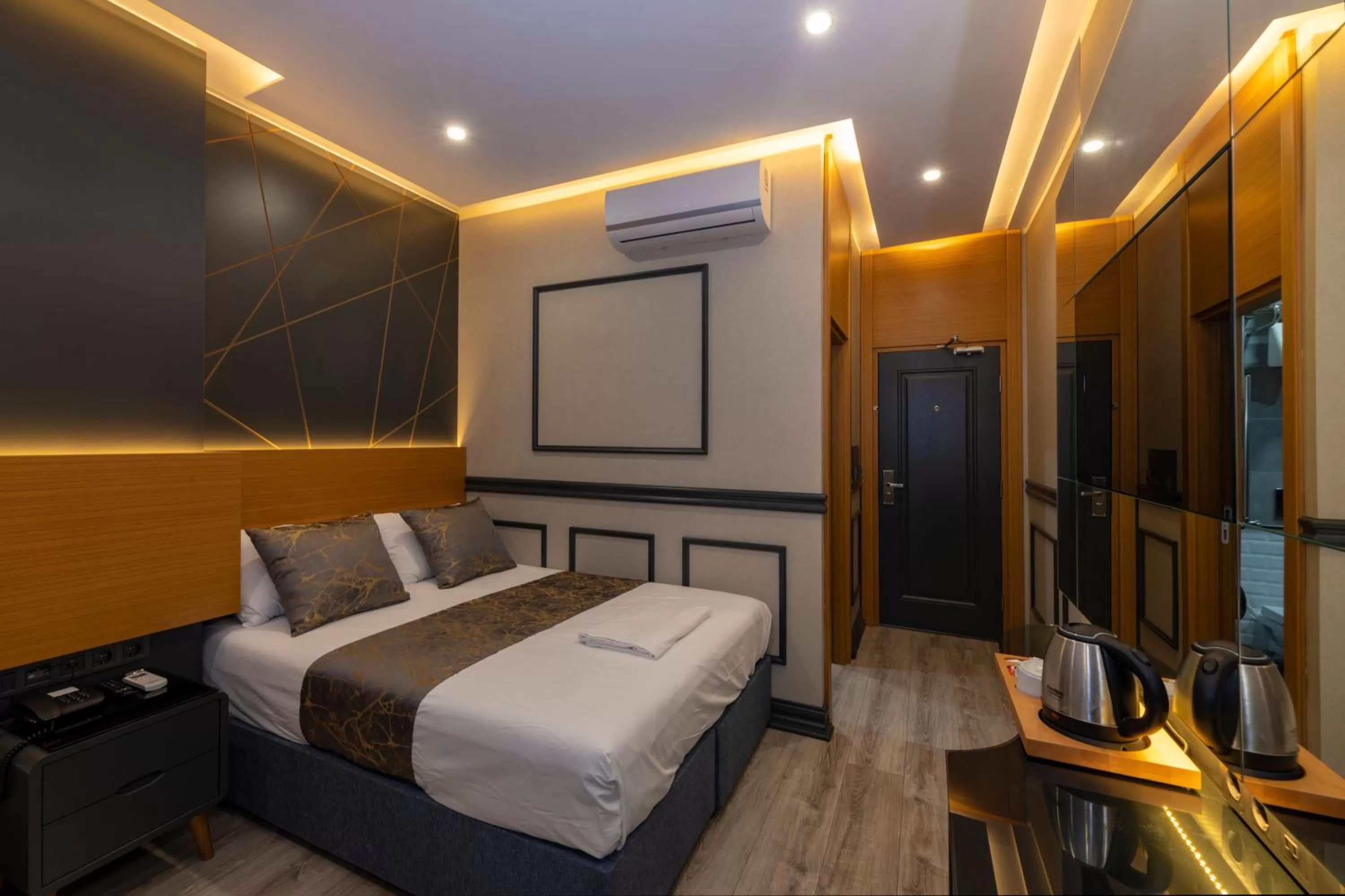 Photo of the whole room, Bed in Confores Hotel