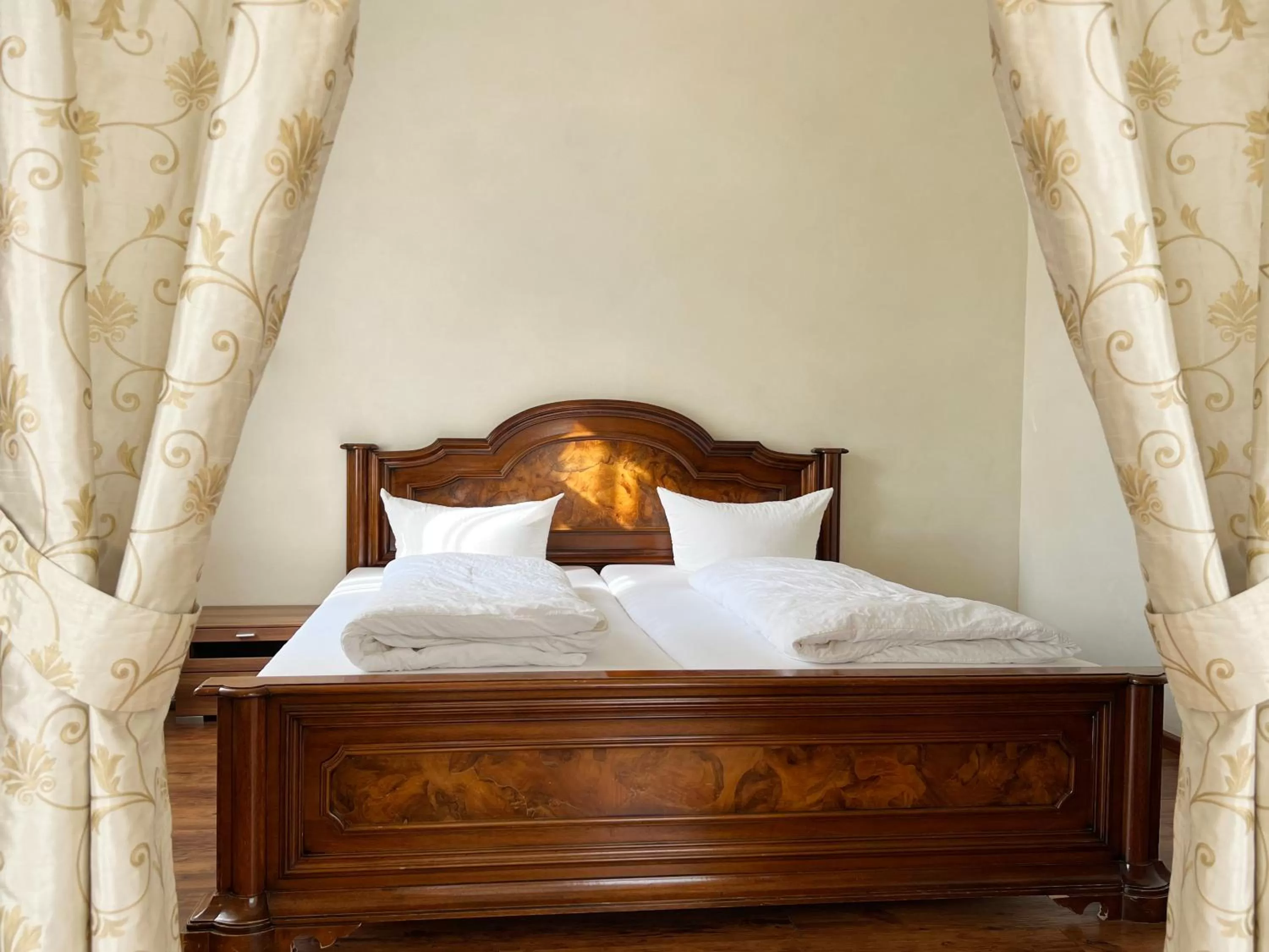 Bed in Hotel Kühler Krug