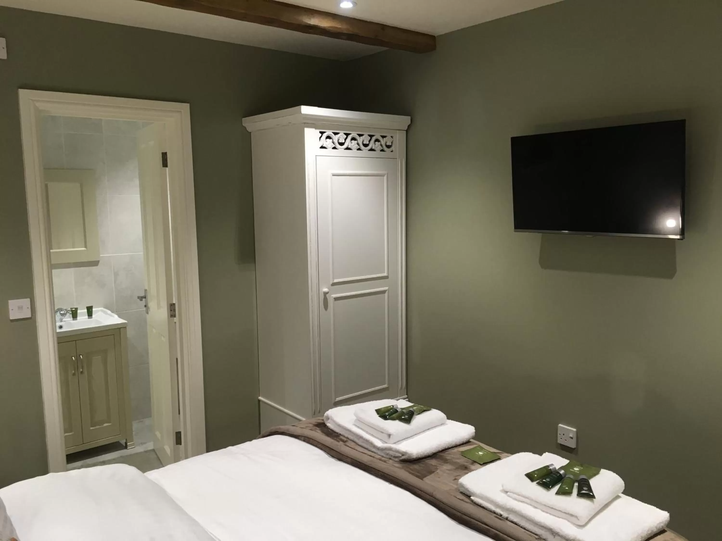 TV and multimedia, Bed in Greyhound Inn Wilton