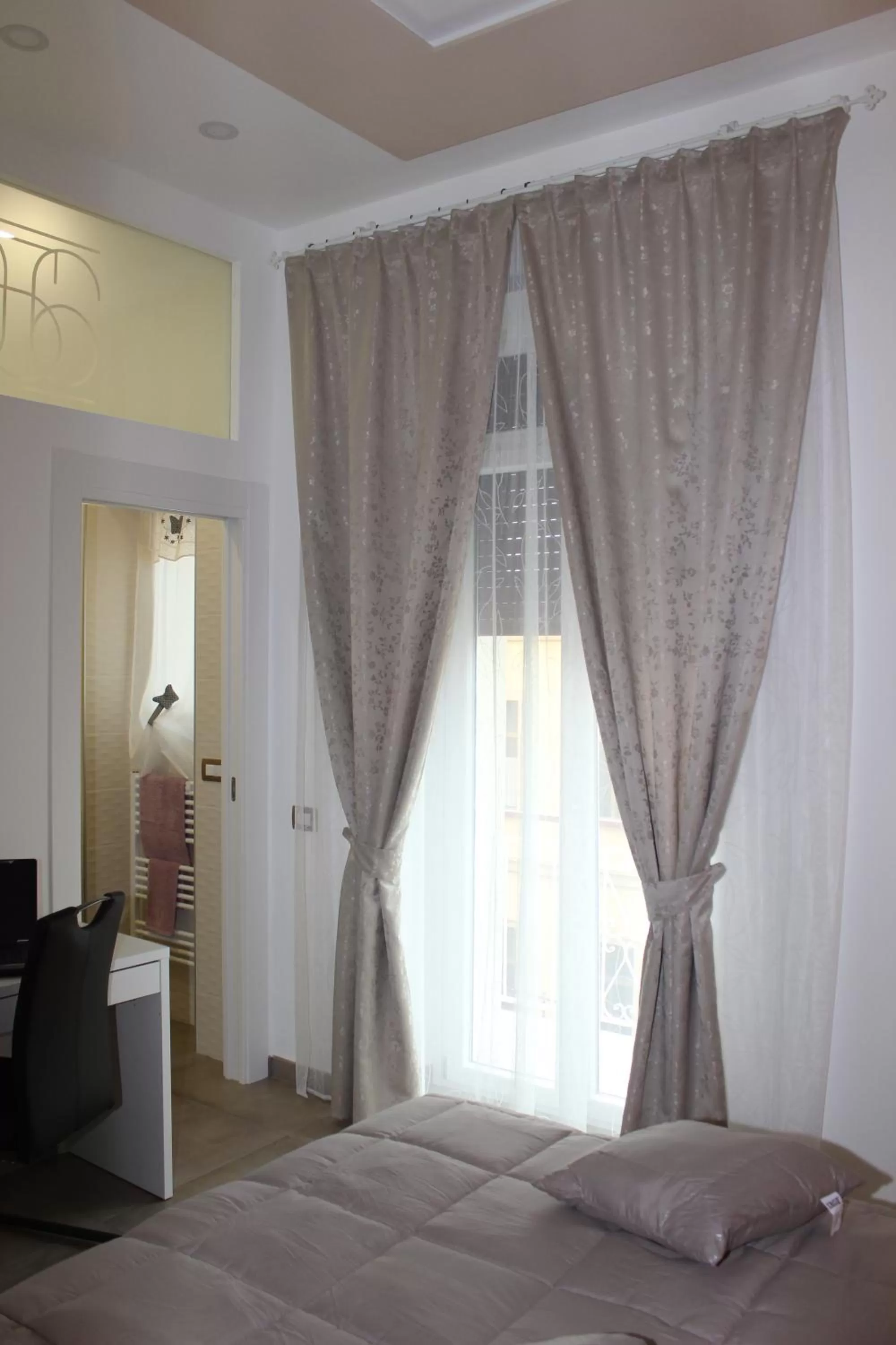 Decorative detail, Bed in B&B 80056 Ercolano