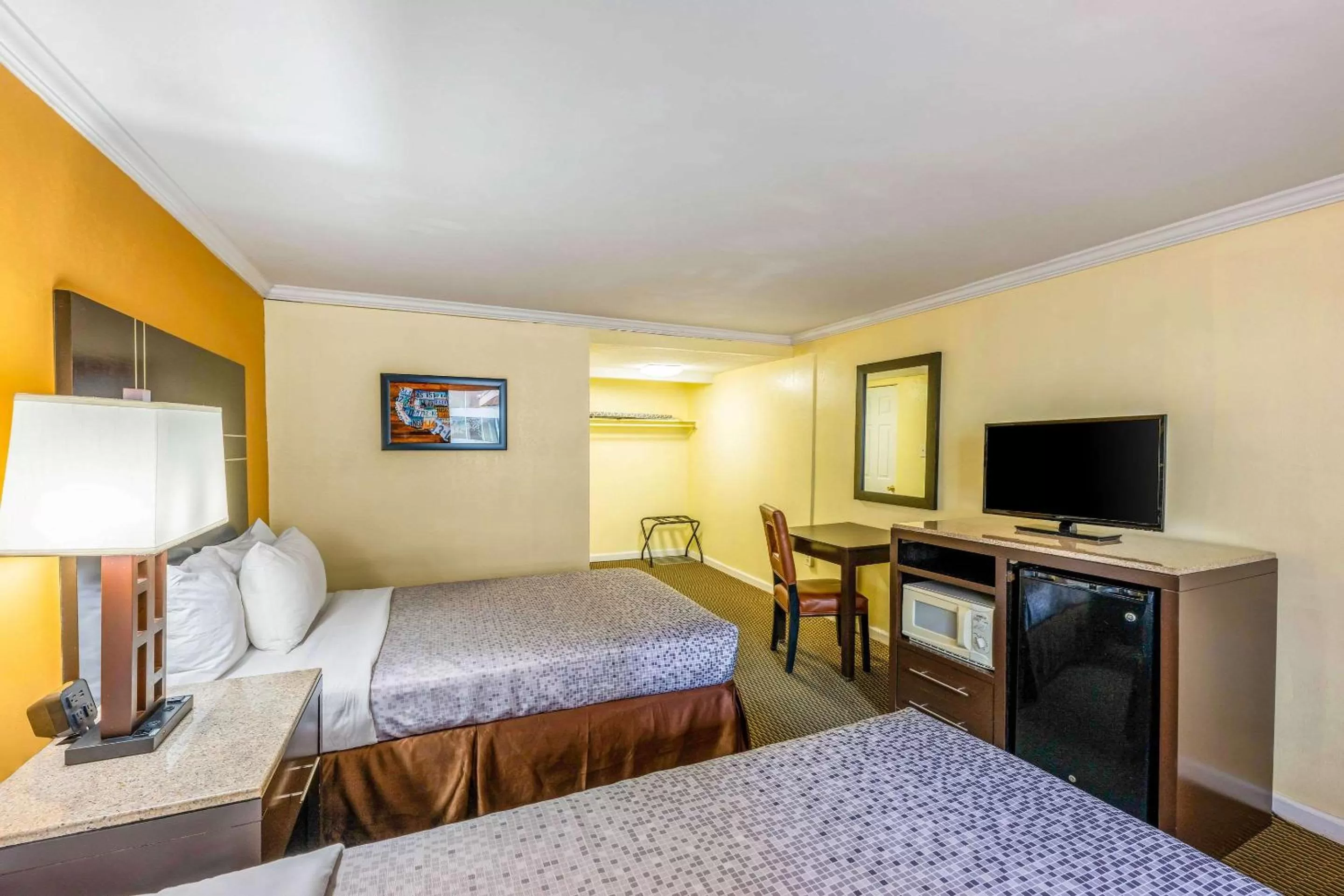 Photo of the whole room, Bed in Econo Lodge Beach and Boardwalk