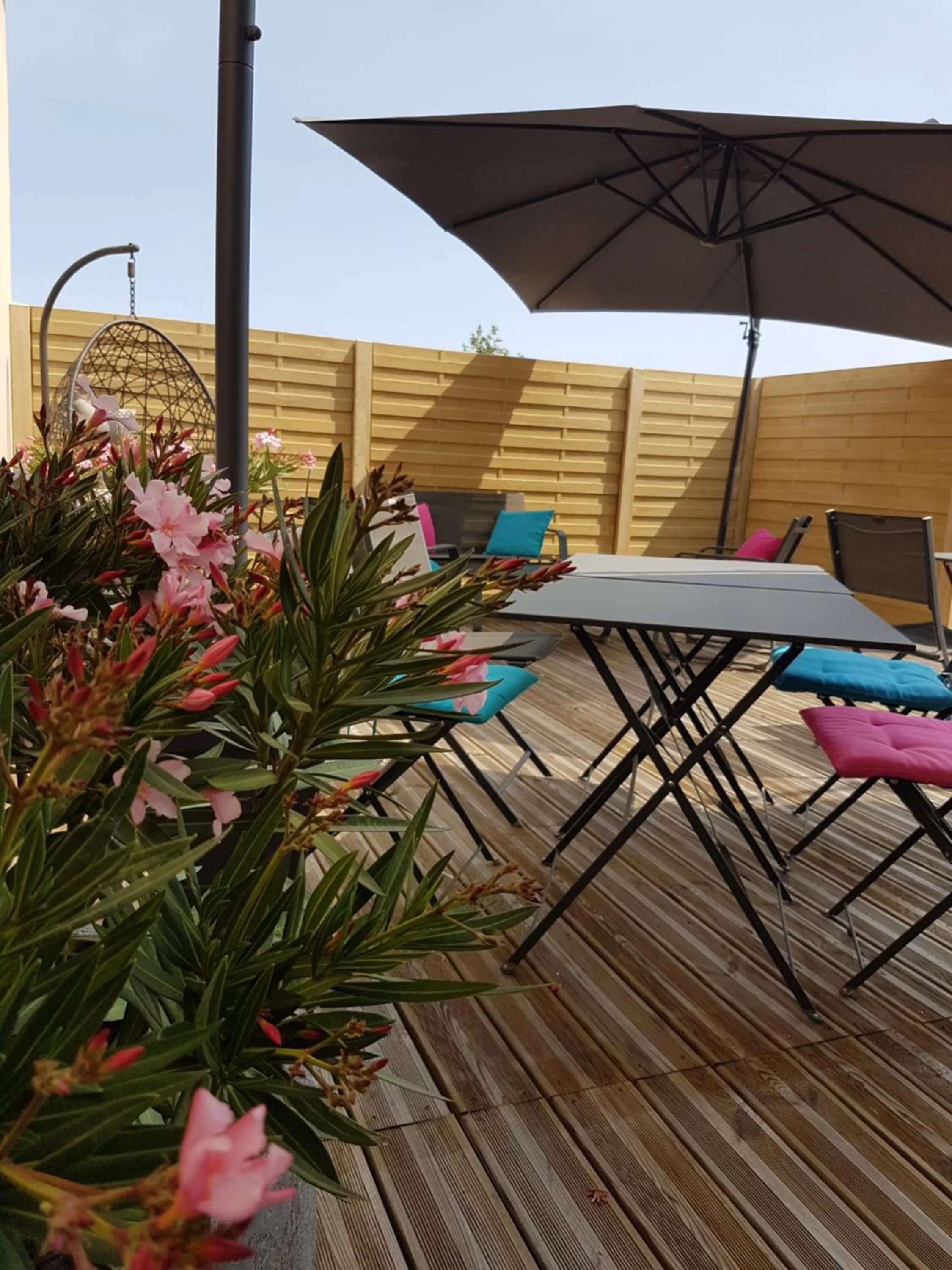 Patio in Kyriad Hôtel La Fleche