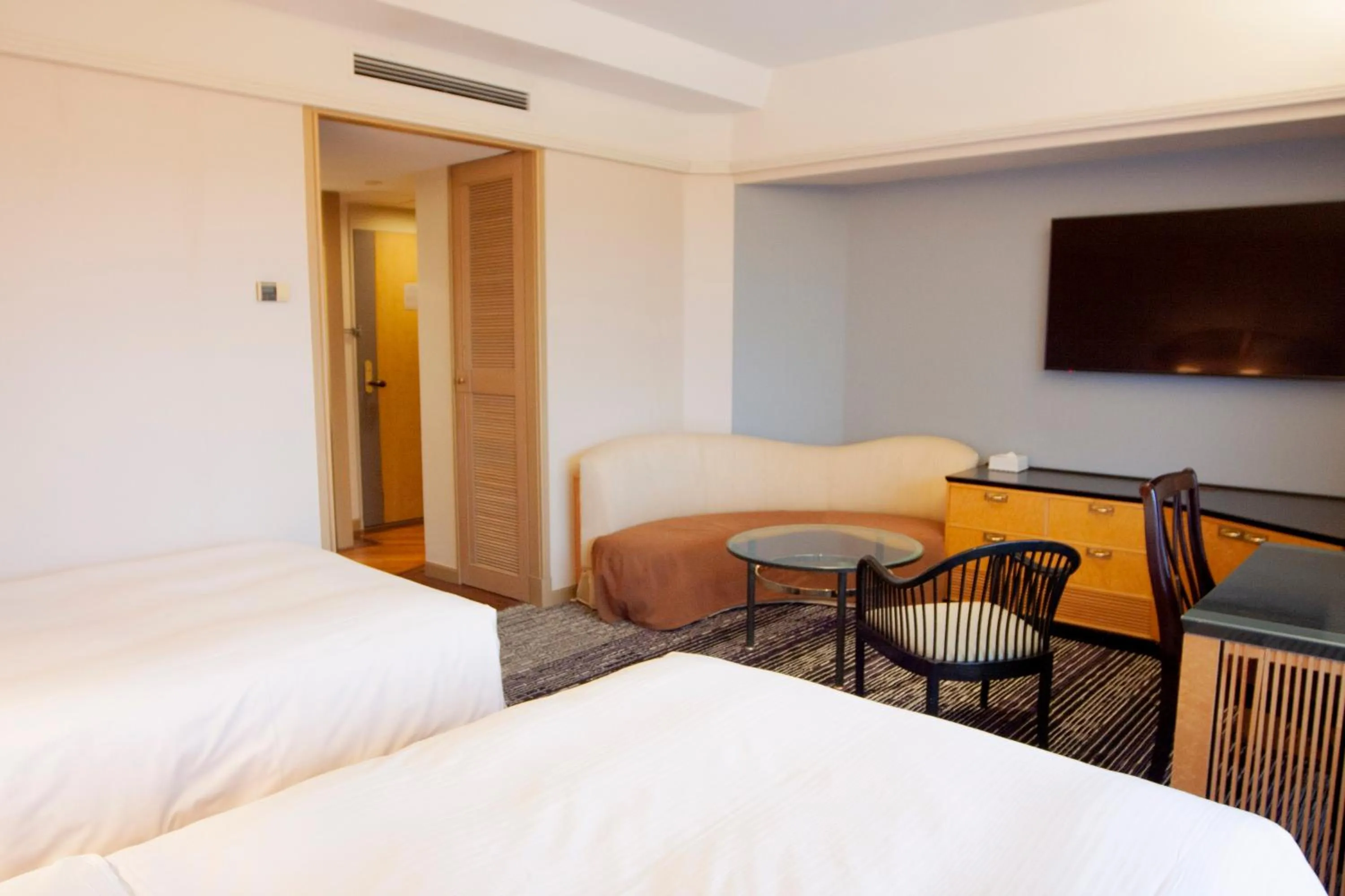 Photo of the whole room, Bed in Hotel New Otani Makuhari