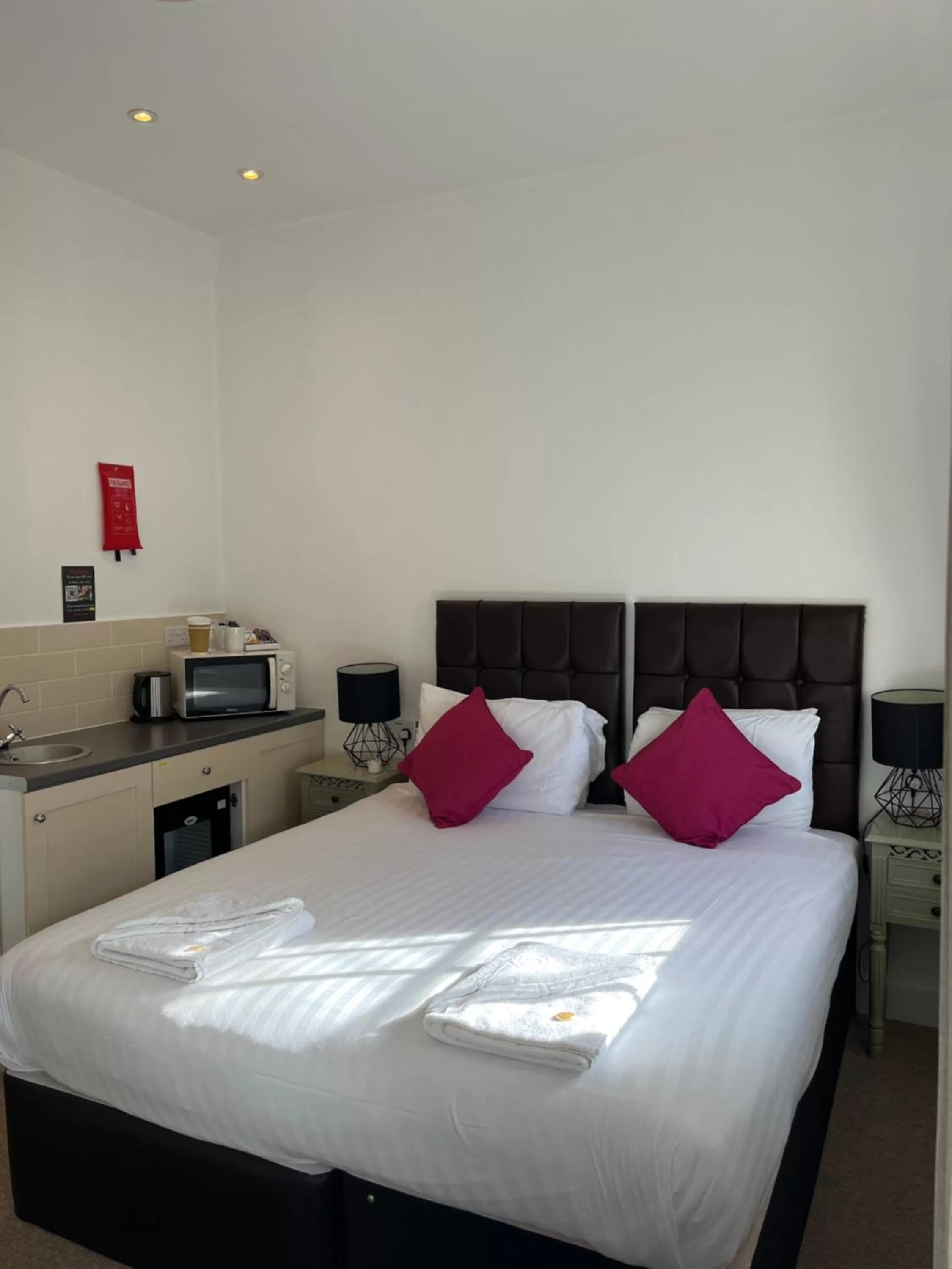 Bedroom, Bed in Kings Hotel