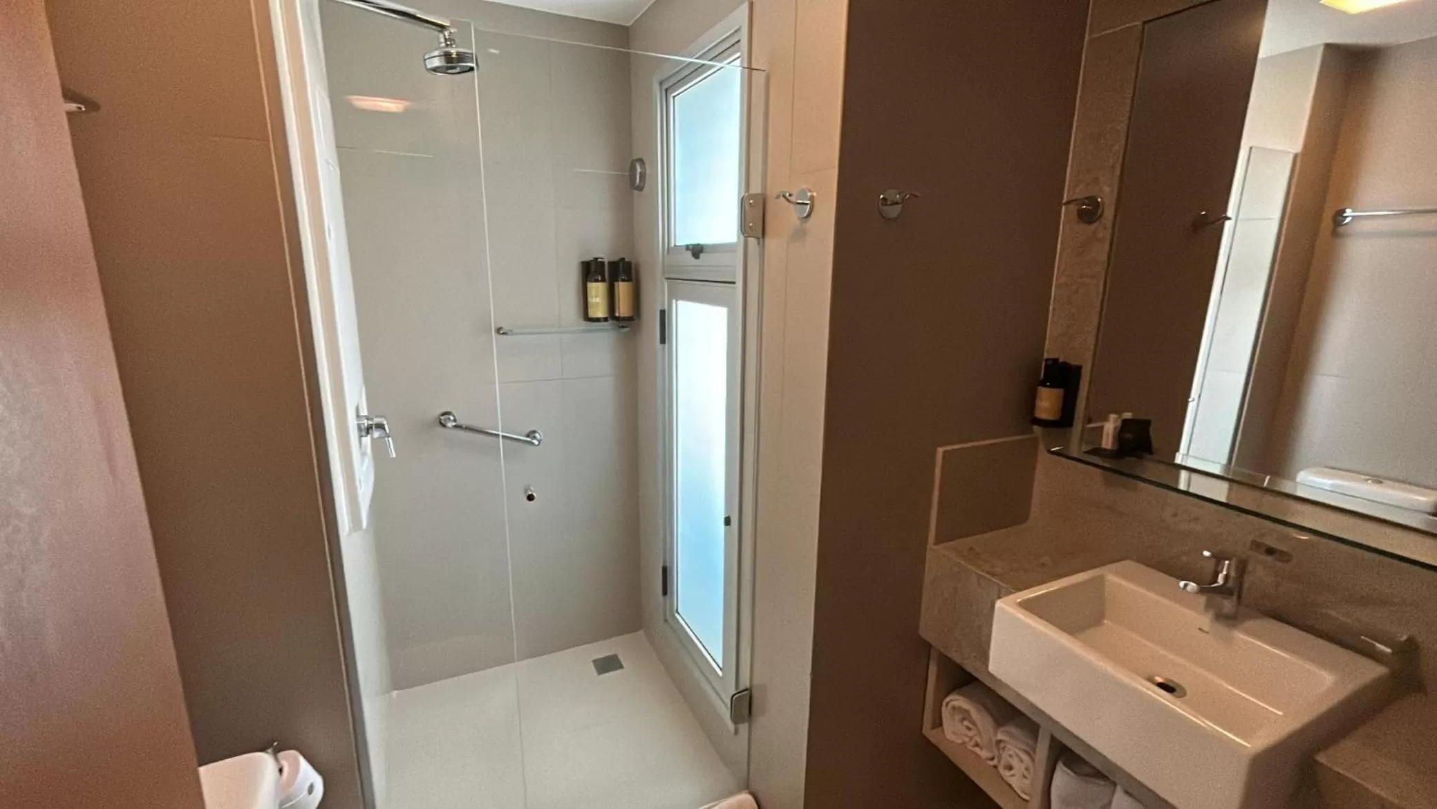 Shower in Jade Hotel Brasília