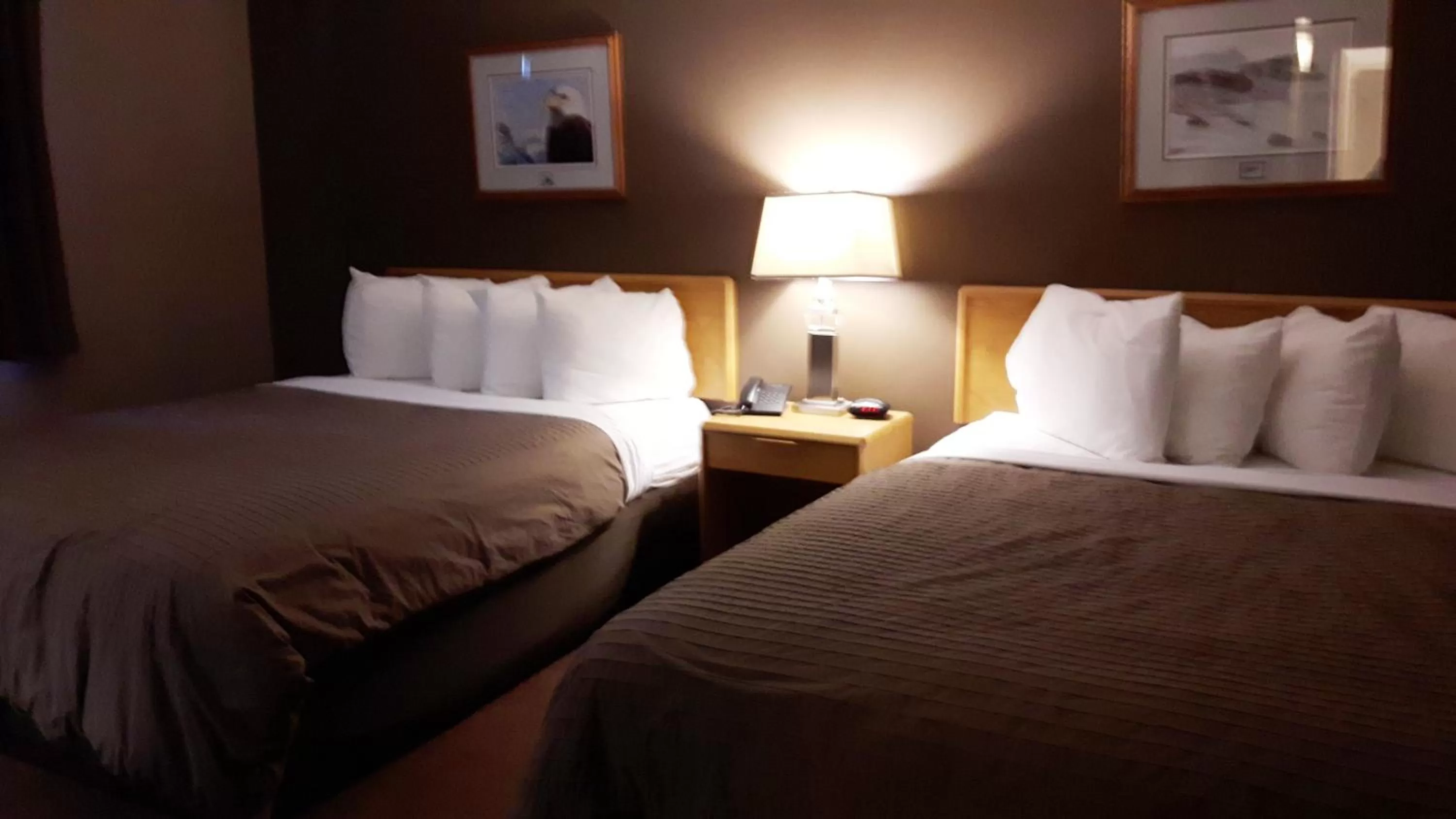 Bed in Canway Inn & Suites