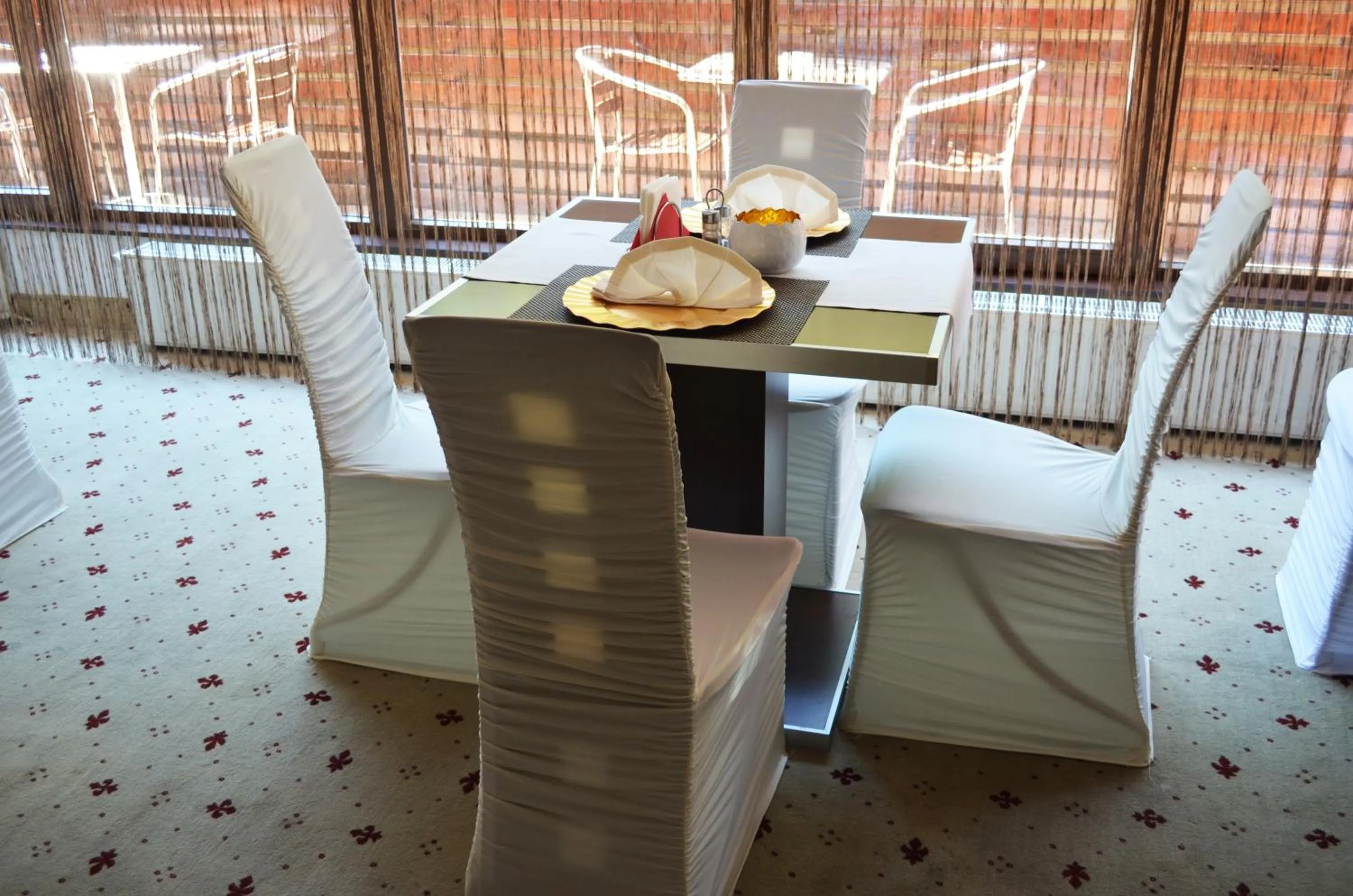 Restaurant/places to eat in Hotel Premier