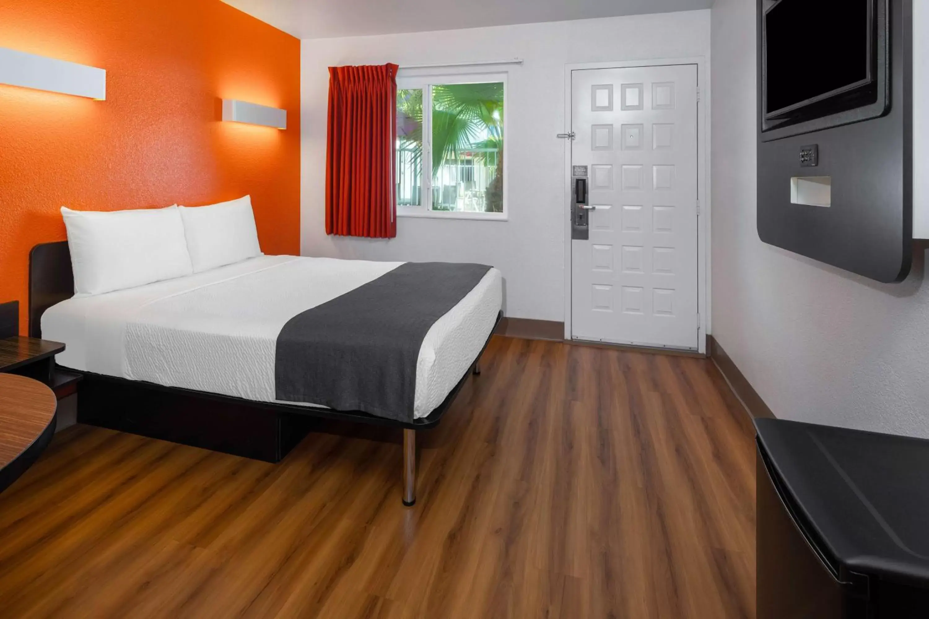 Queen Room - single occupancy in Motel 6-Carpinteria, CA - Santa Barbara - South Queen Room - single occupancy in Motel 6-Carpinteria, CA - Santa Barbara - South
