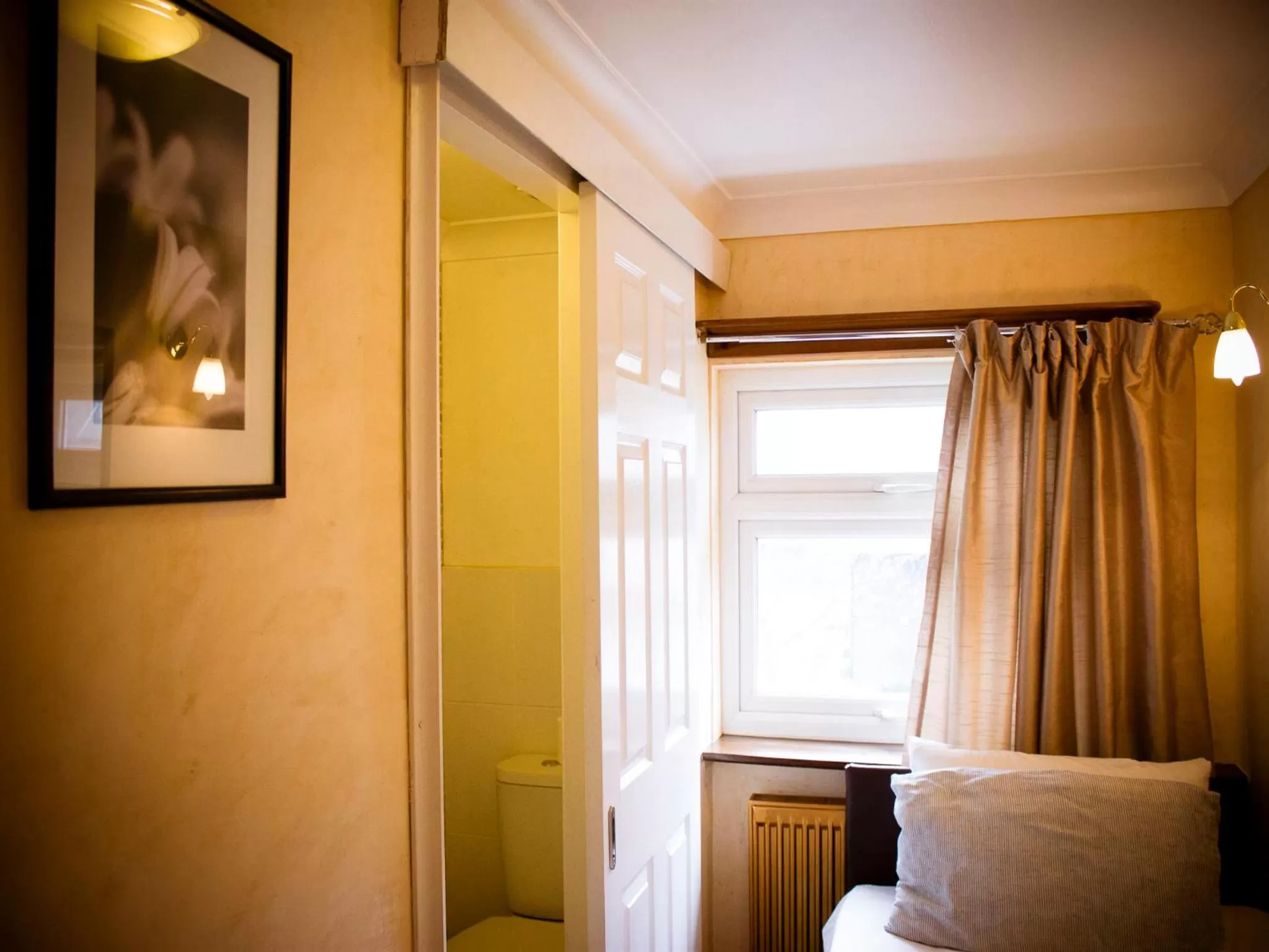 Photo of the whole room, Bed in Cricklewood Lodge Hotel