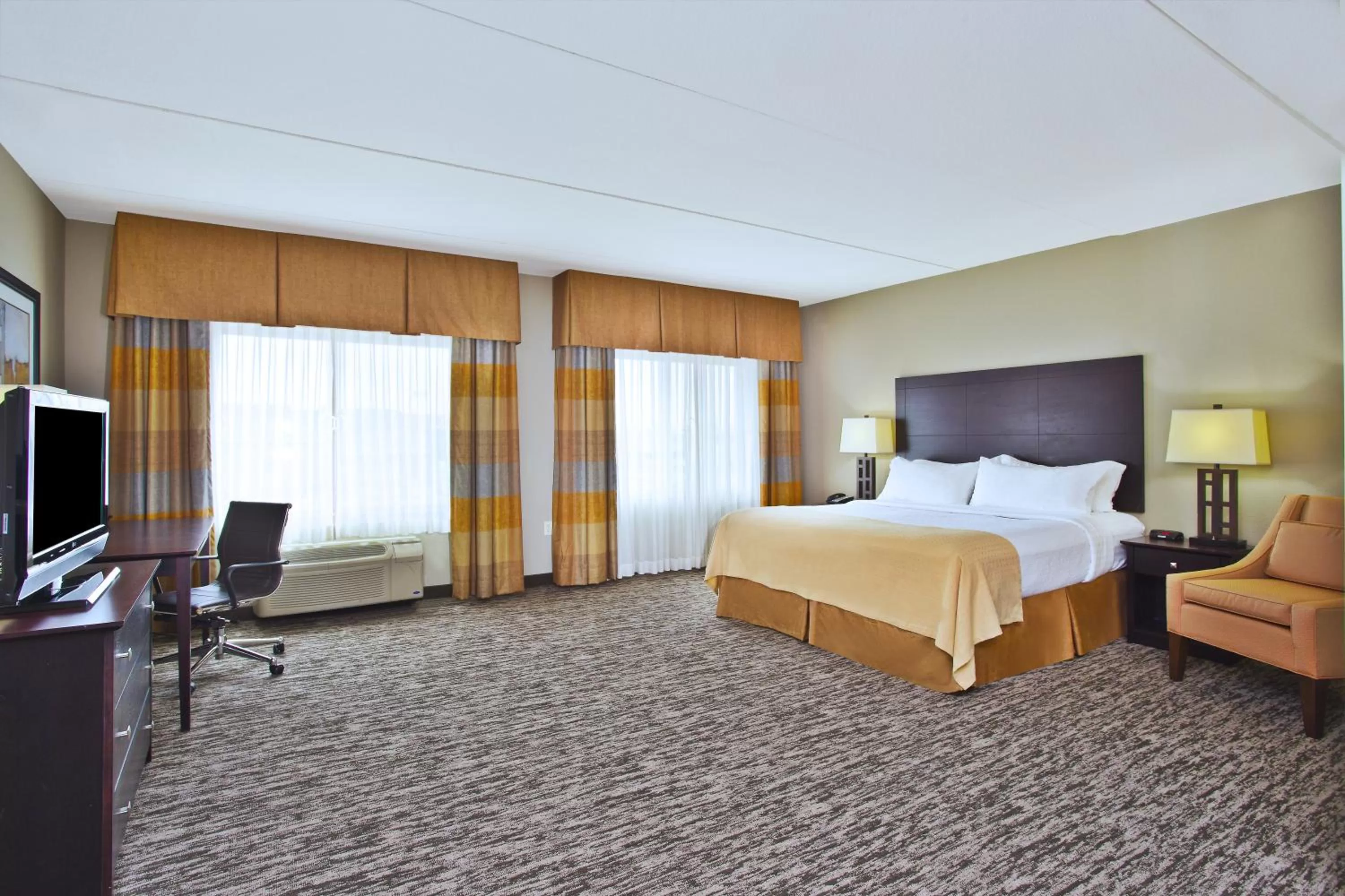 Bedroom, Bed in Holiday Inn & Suites Green Bay Stadium by IHG