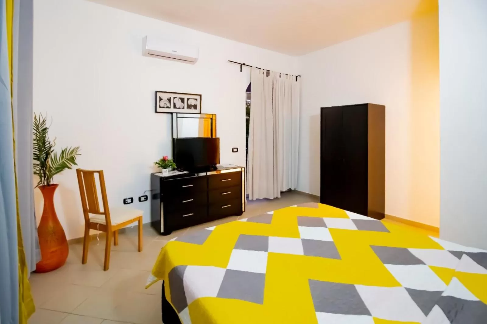 Bed, TV/Entertainment Center in Hotel Villa Capri