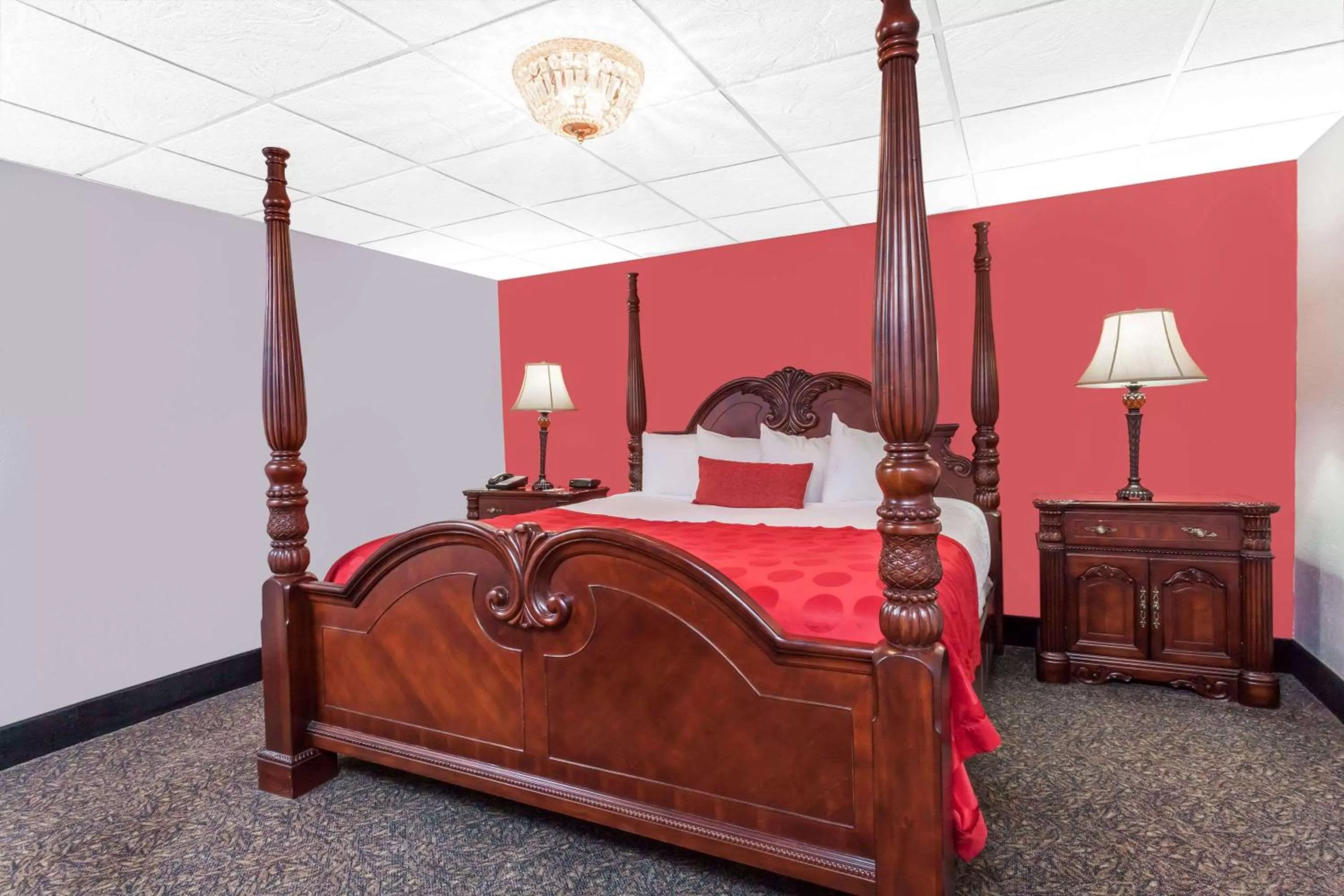 Photo of the whole room, Bed in Ramada by Wyndham Henderson/Evansville