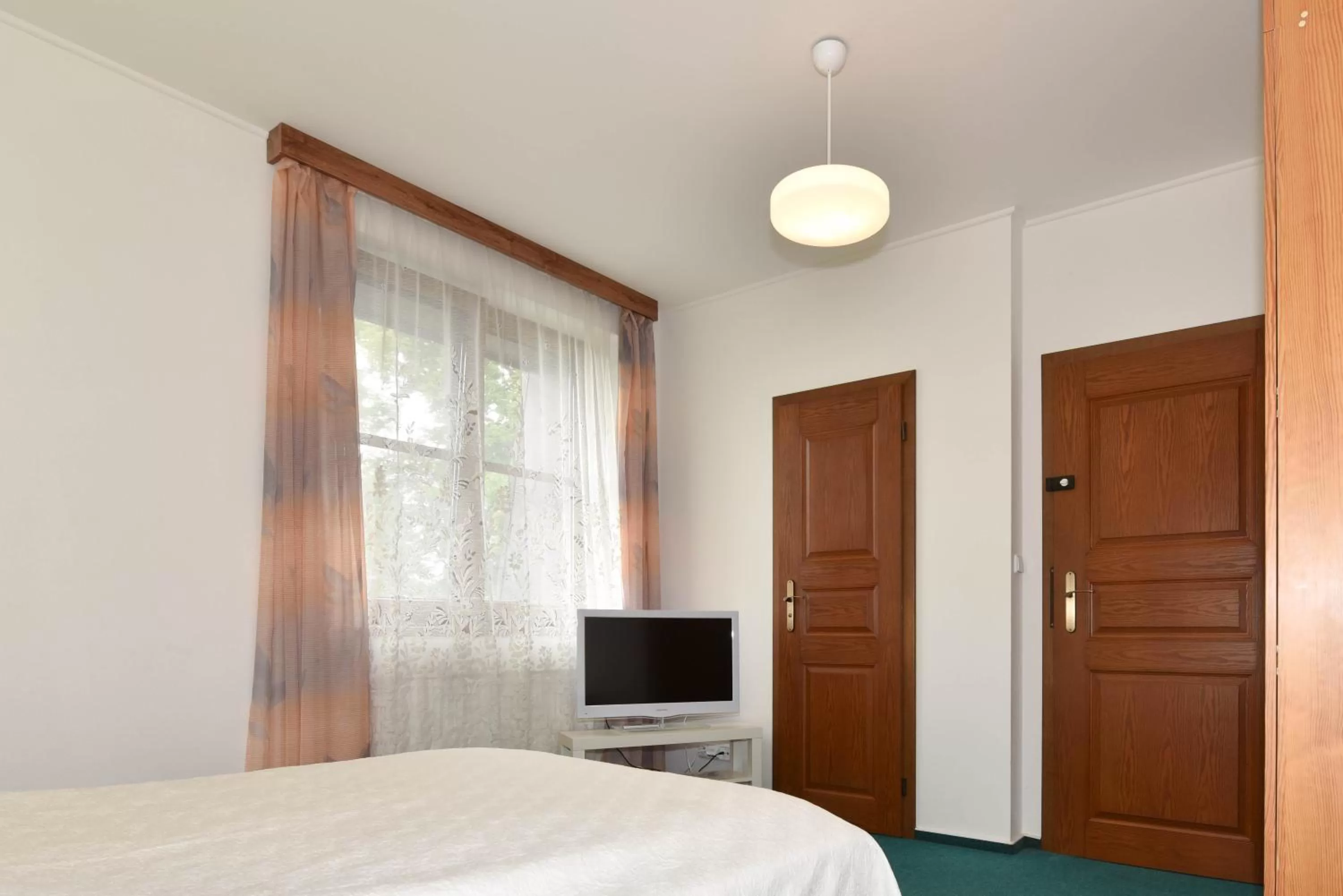 Shower, Bed in Hotel Trilobit