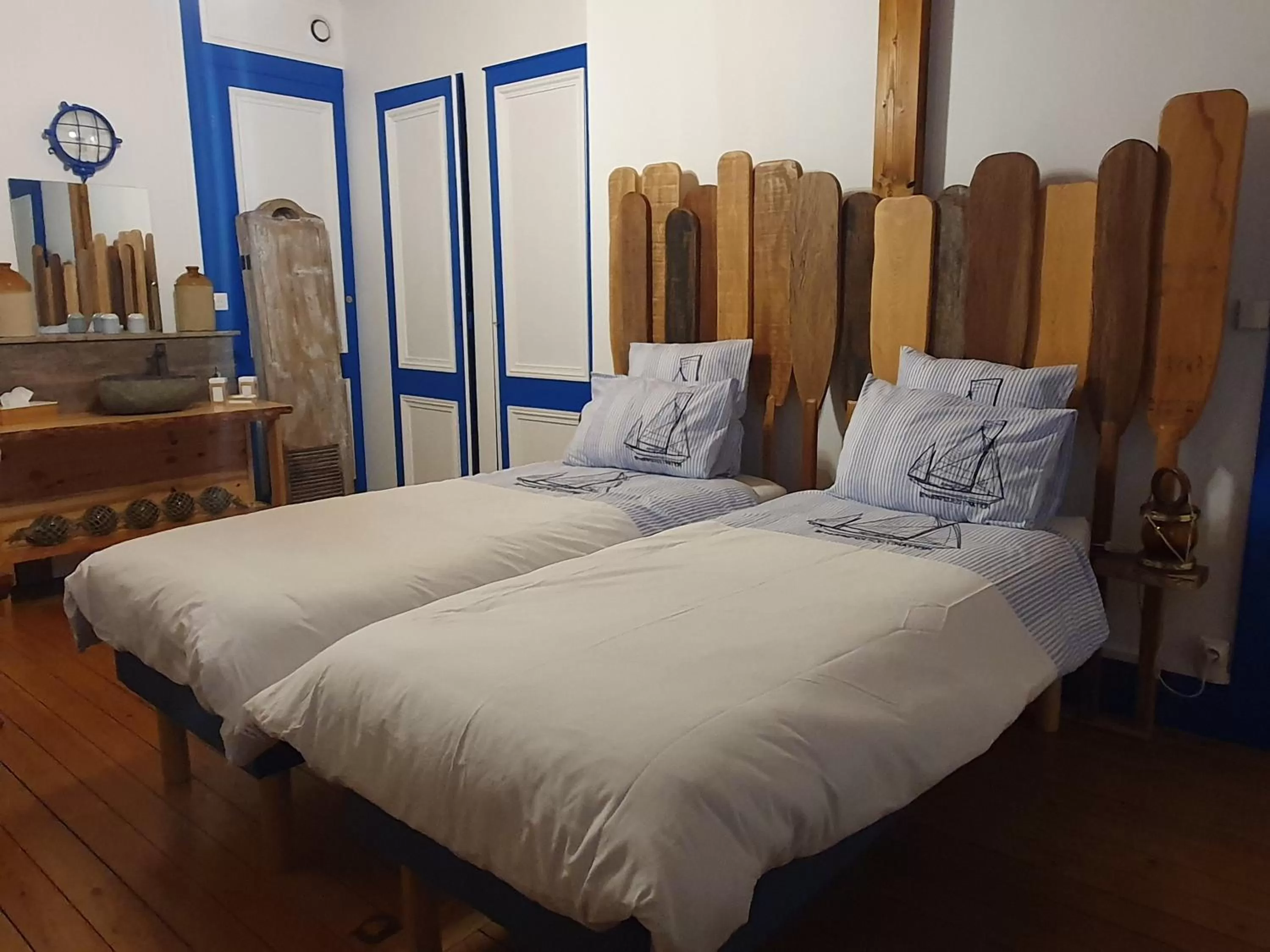 Shower, Bed in B & B Les Secrets des Loges