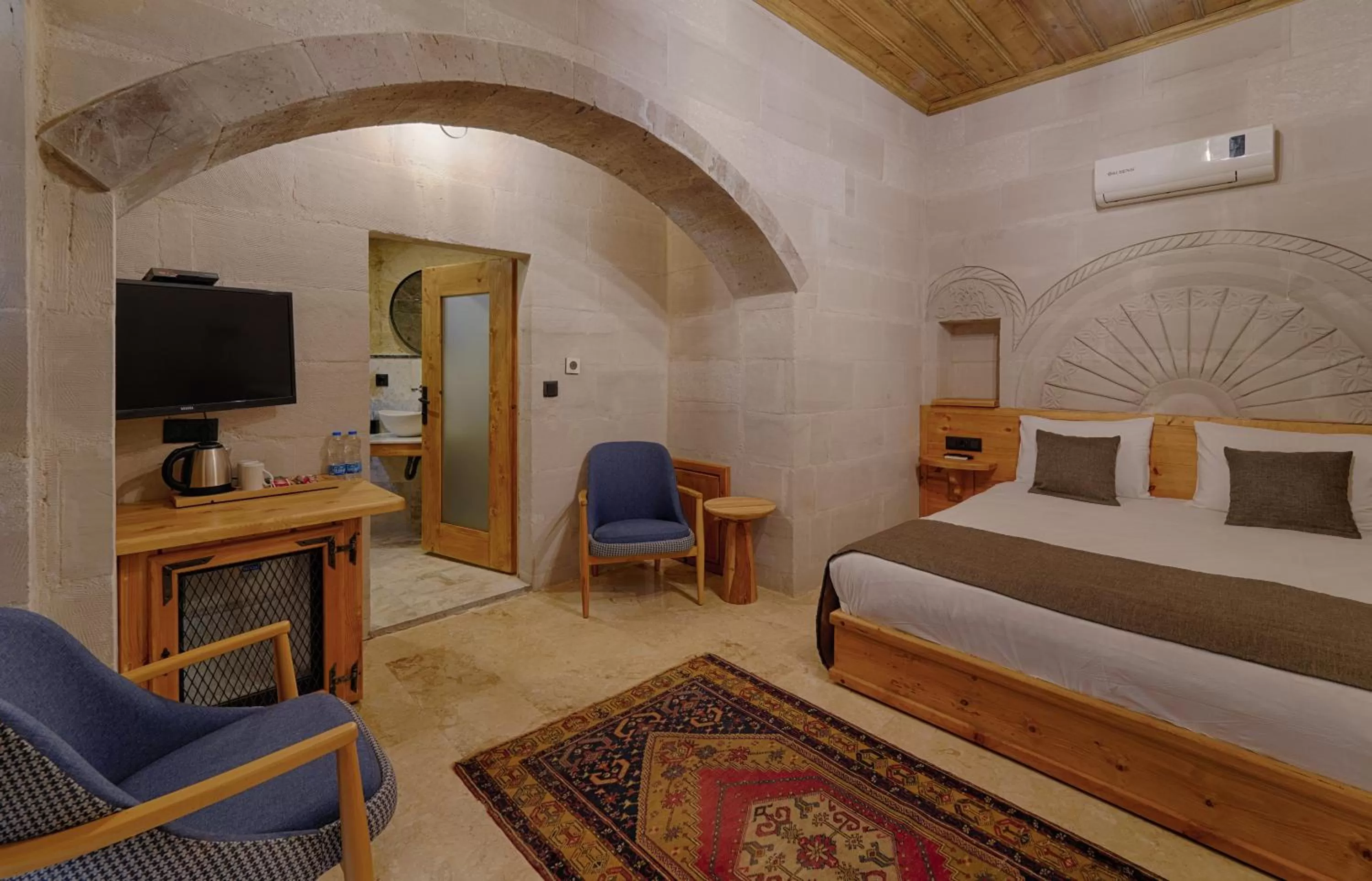 Photo of the whole room in Concept Cave House