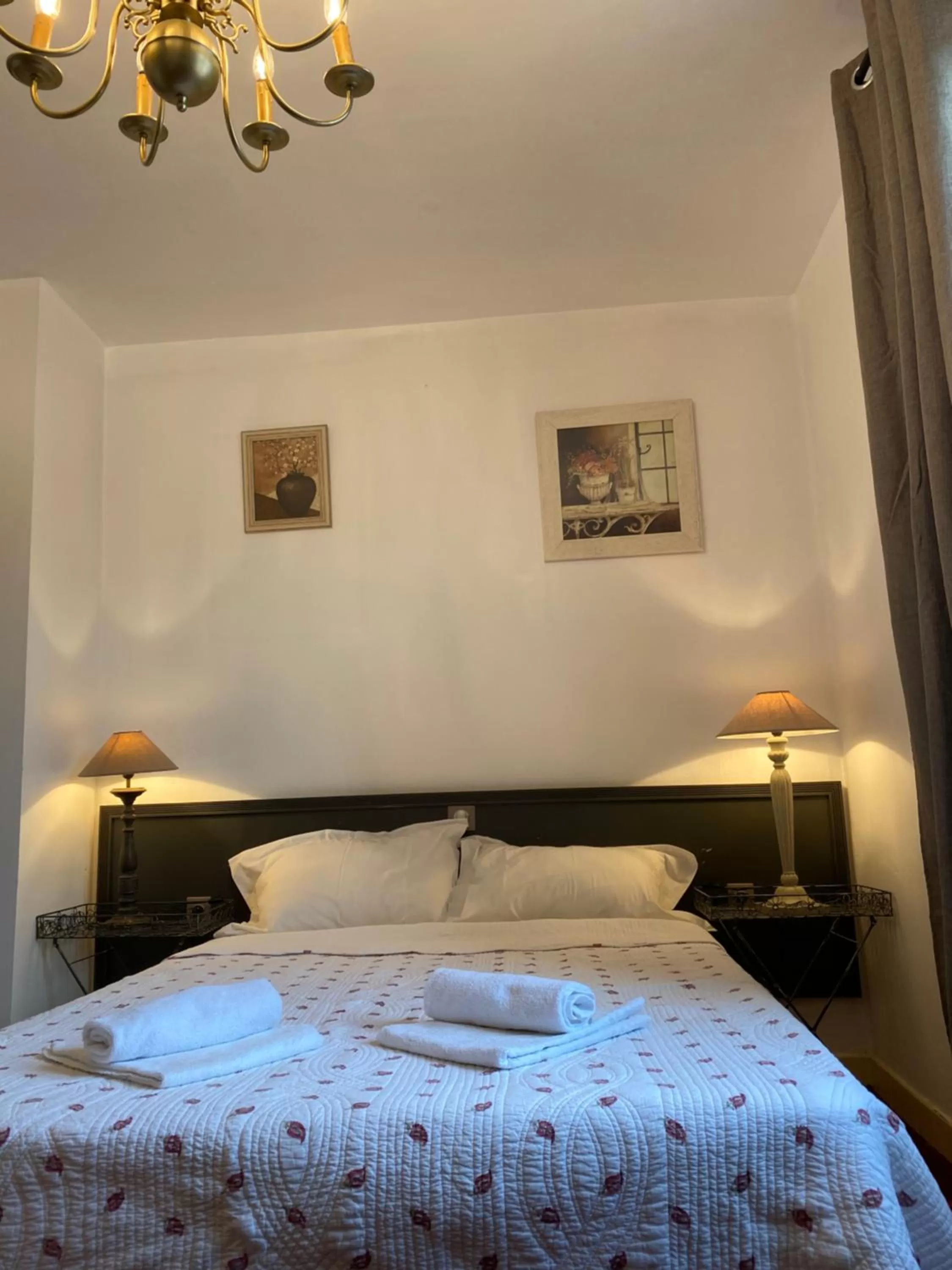 Photo of the whole room, Bed in Le Plan B - Hôtel 3 étoiles - Restaurant