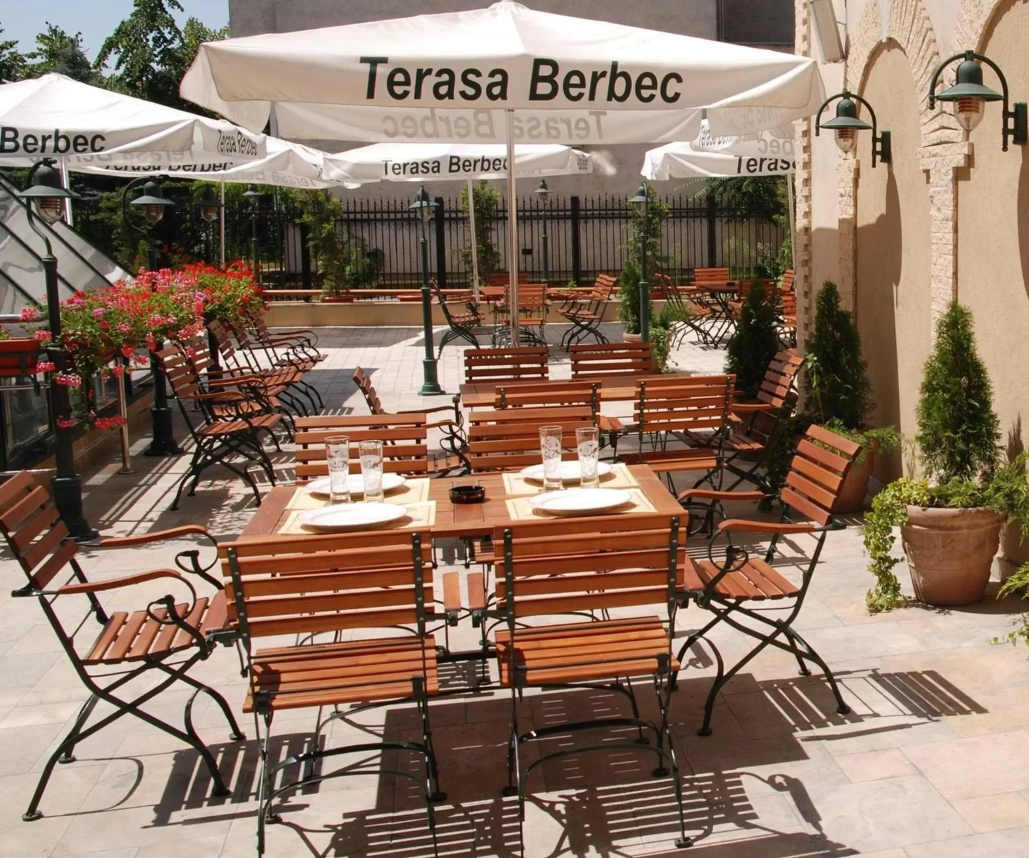 Restaurant/places to eat in Hotel Central