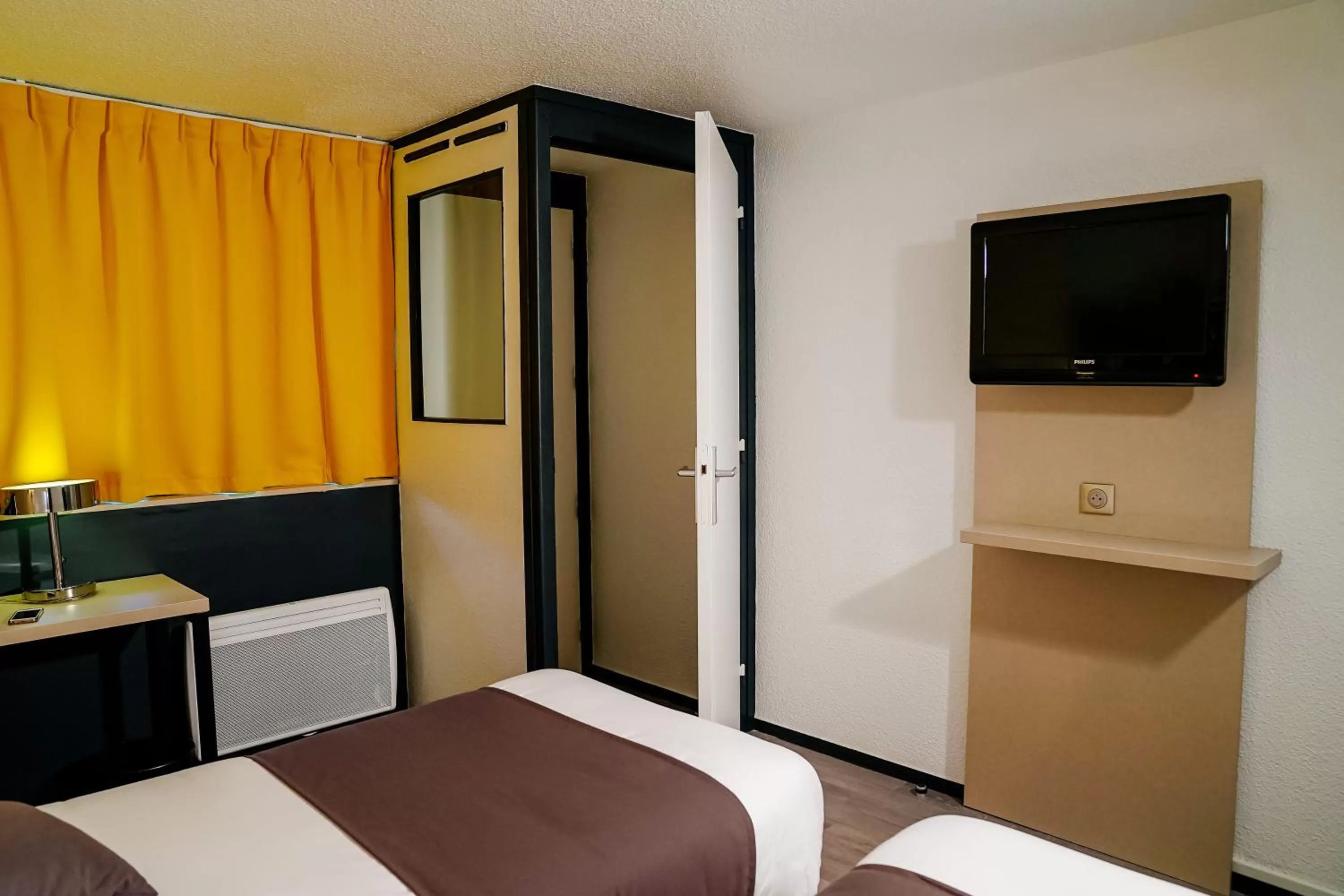 TV and multimedia, Bed in Kyriad Lille - Roncq